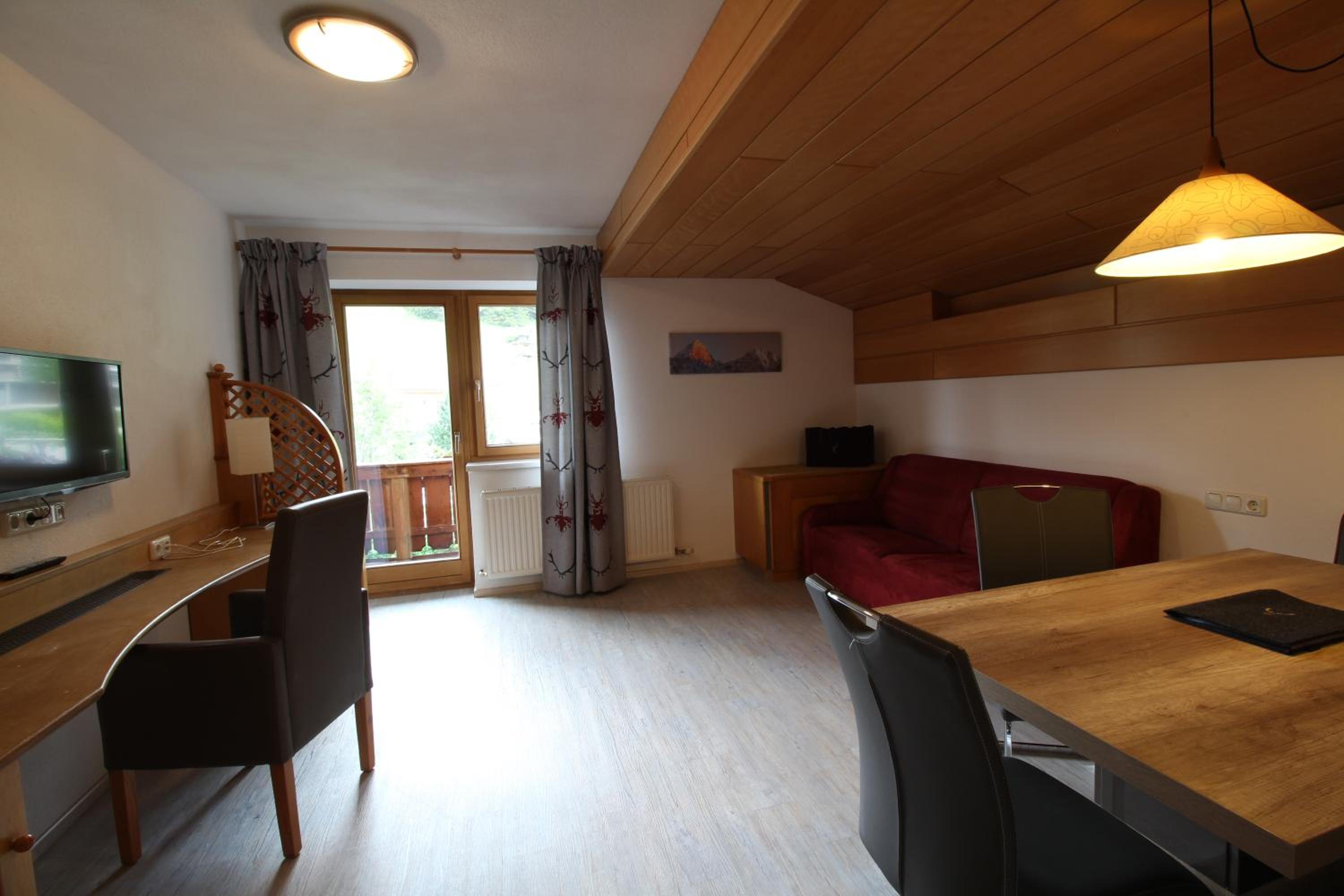 One-Bedroom Apartment with Balcony C photo 3