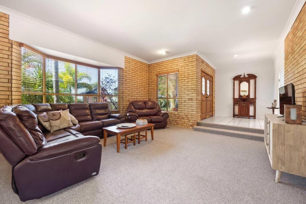 Five-Bedroom House photo 1