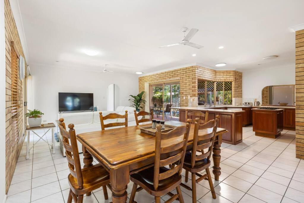Five-Bedroom House photo 2