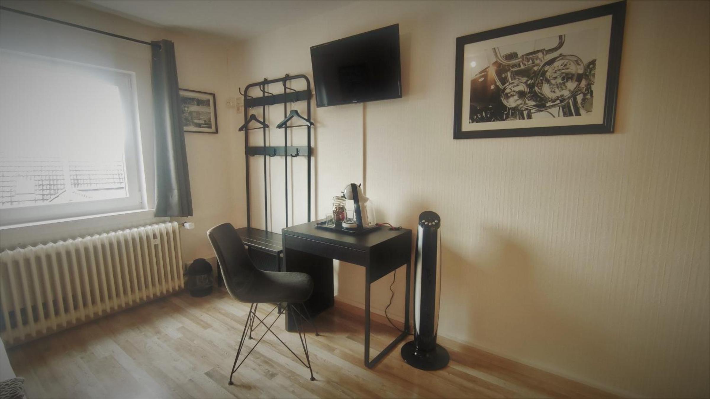 Double Room with Mountain View - Photo 3