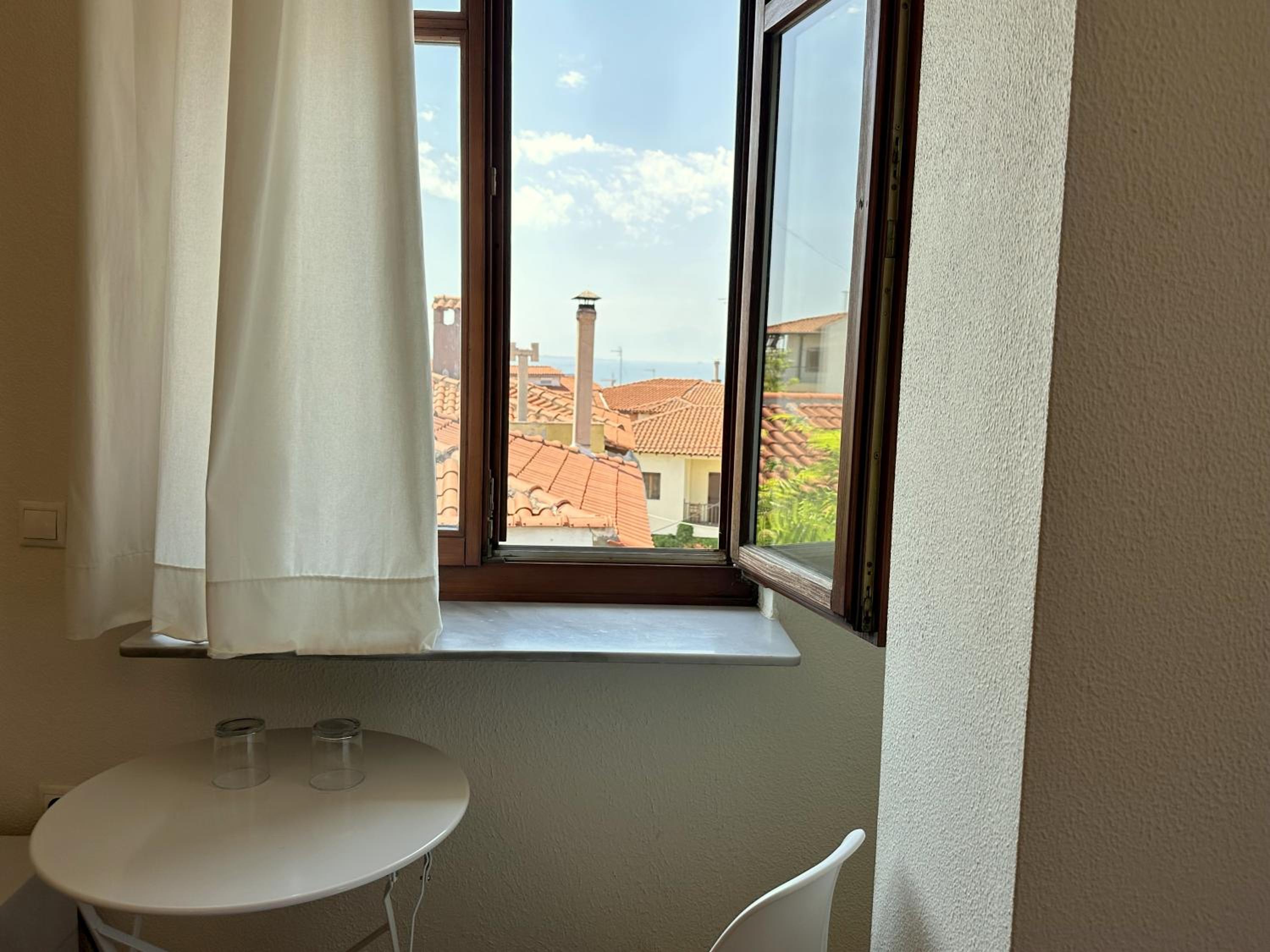 Deluxe Double Room with Side Sea View - Photo 4