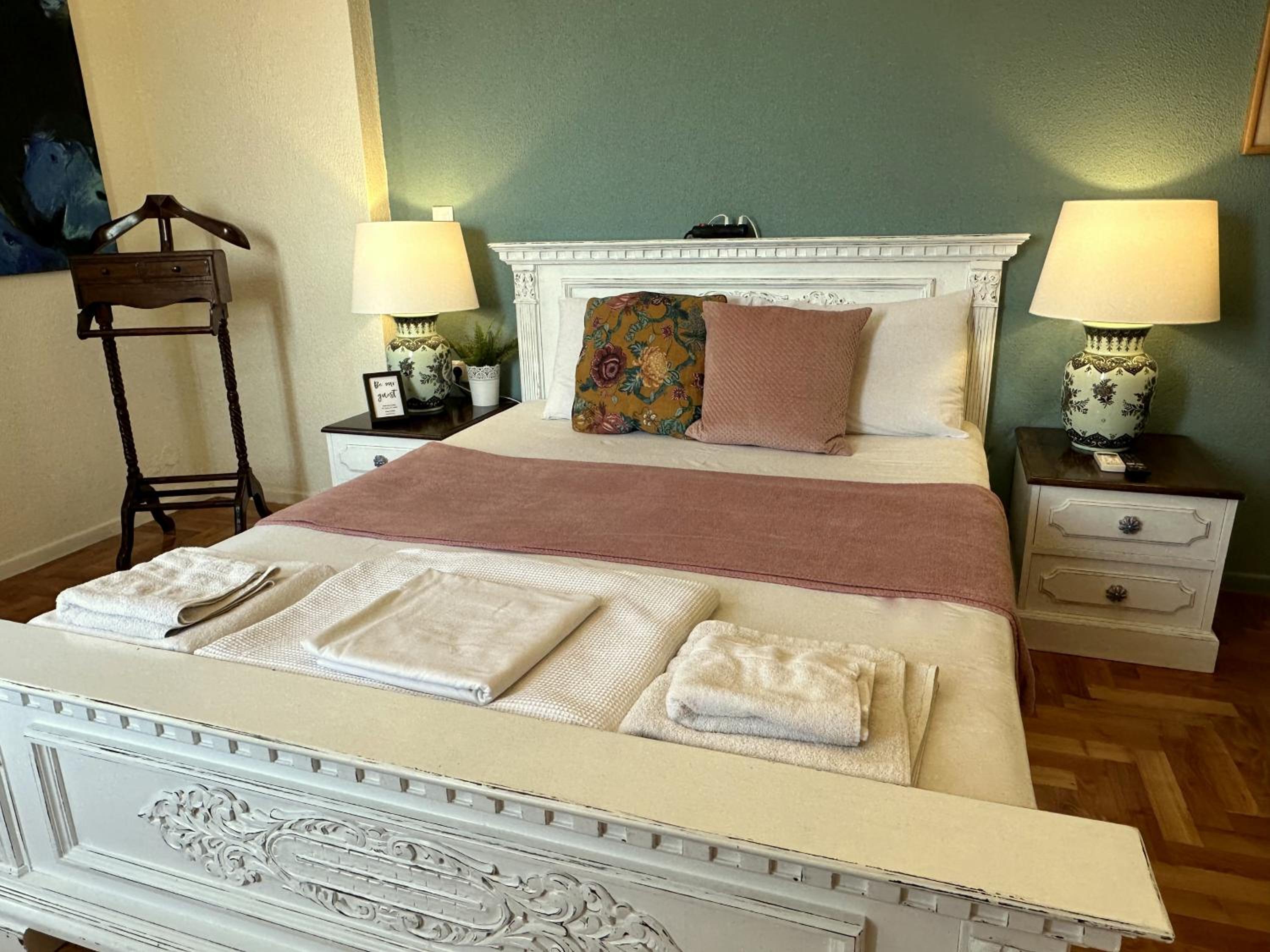 Deluxe Double Room with Side Sea View - Photo 1