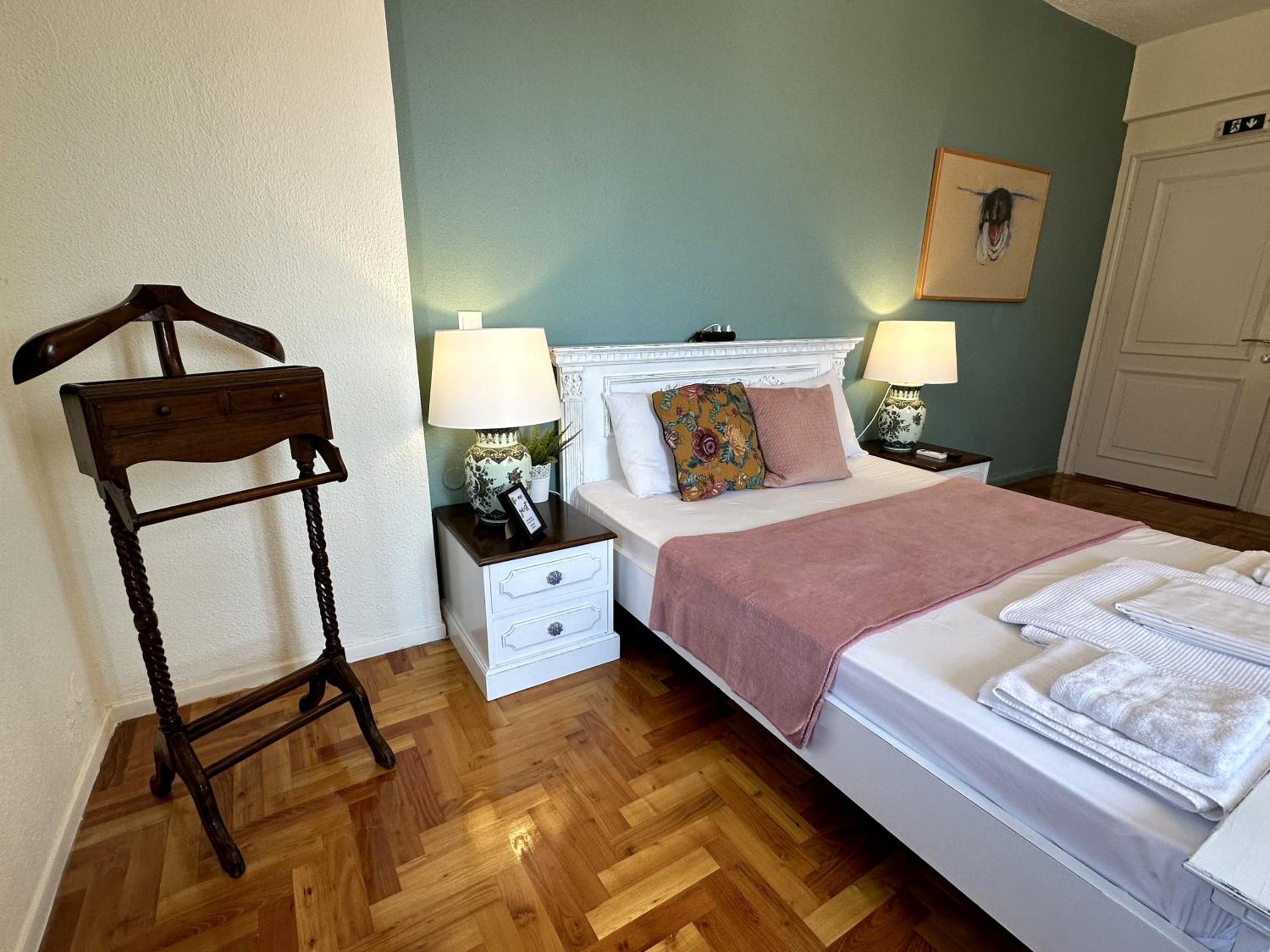 Deluxe Double Room with Side Sea View - Photo 8