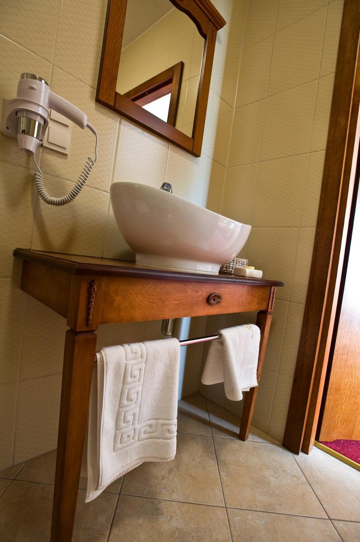 Twin Room - Photo 13