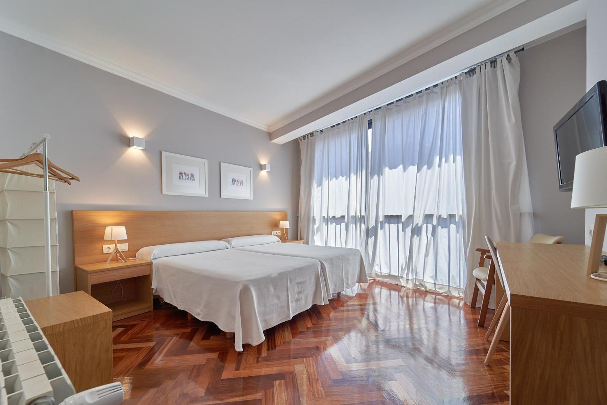 Habitación familiar con vista lateral al mar.