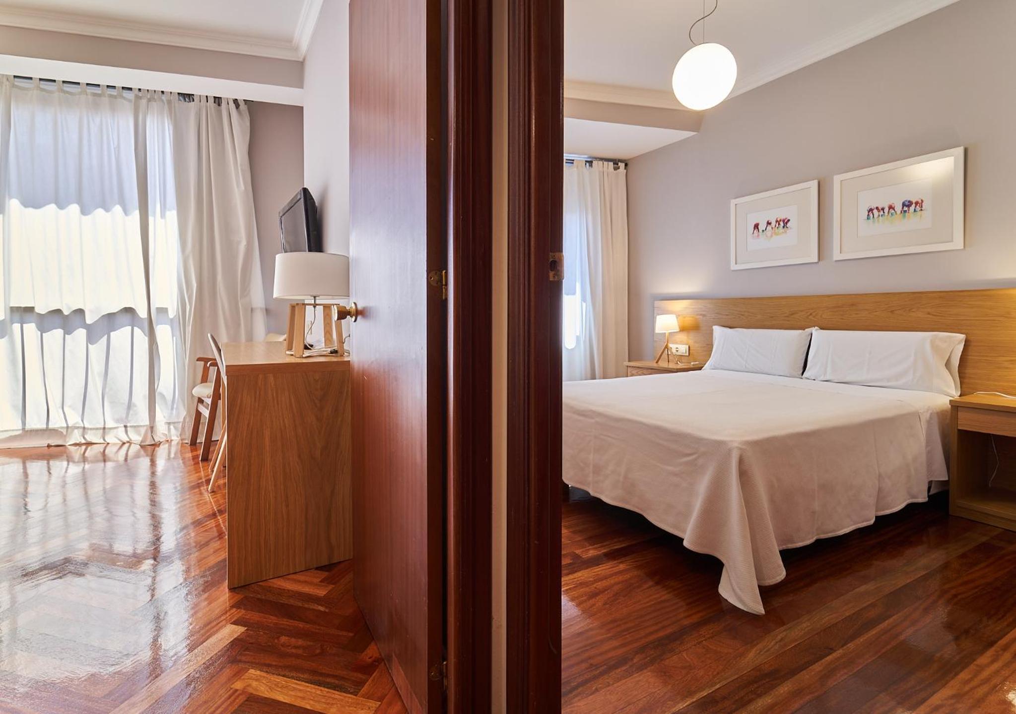 Habitación familiar con vista lateral al mar.