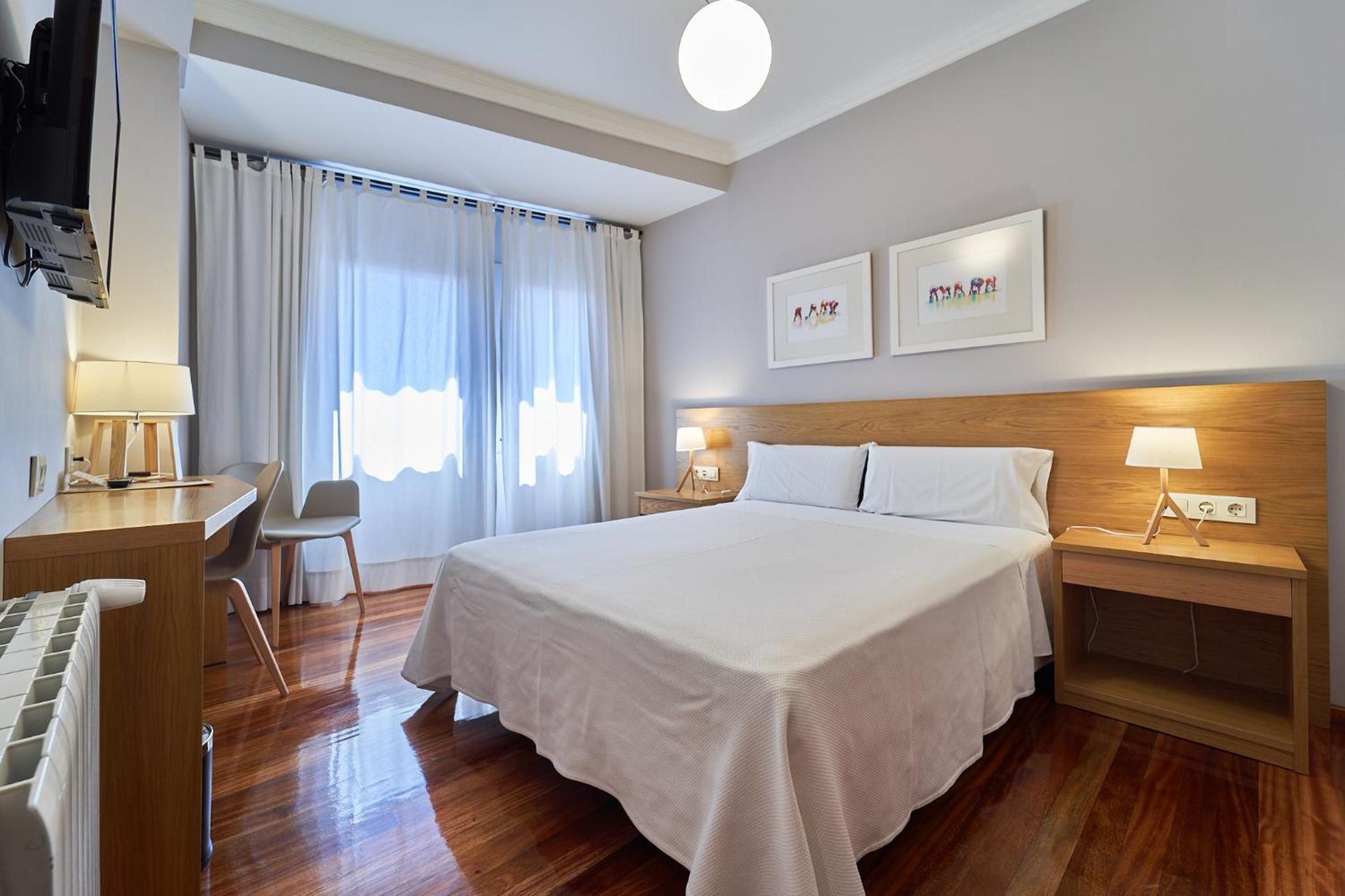 Habitación familiar con vista lateral al mar.