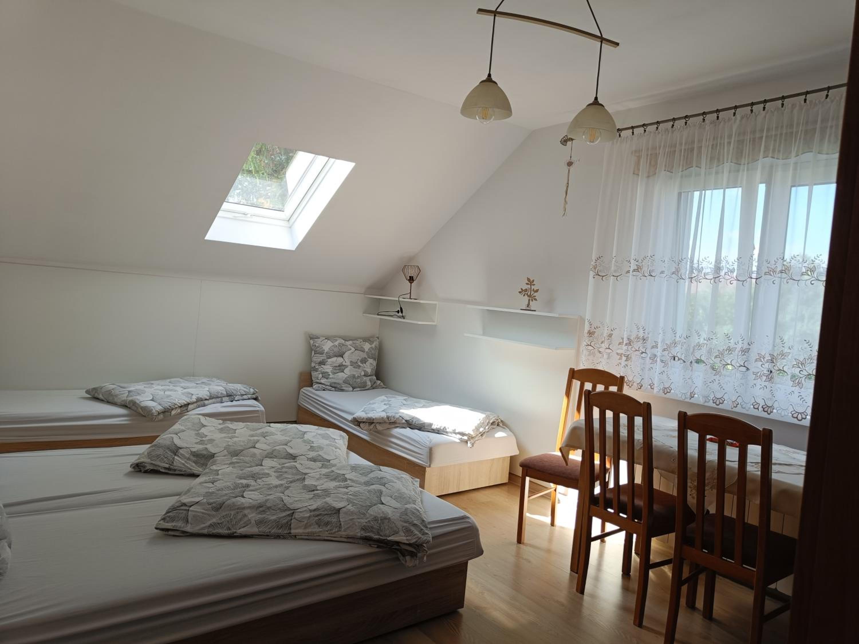 Quadruple Room with Private Bathroom - Photo 3