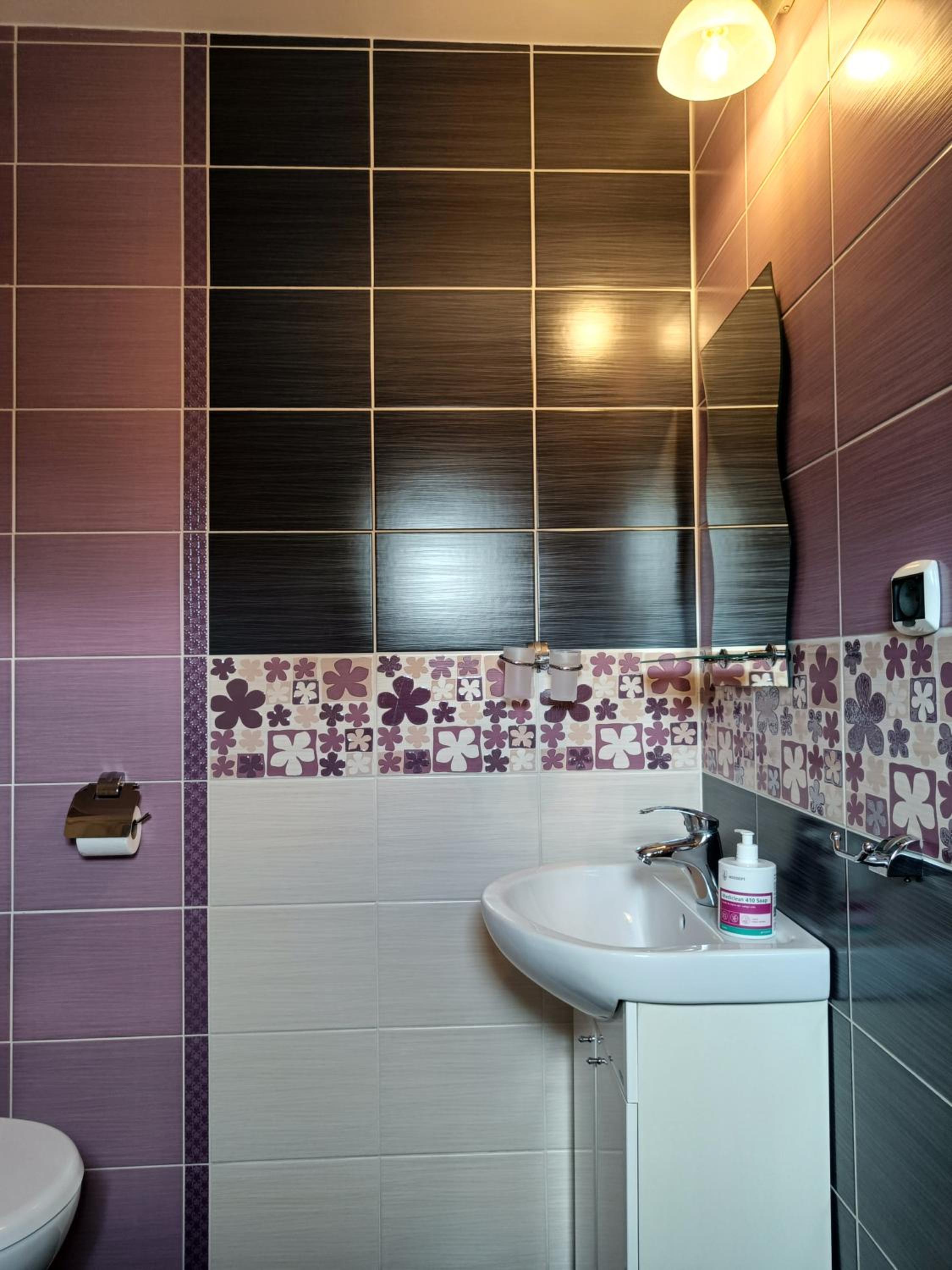 Quadruple Room with Private Bathroom - Photo 6
