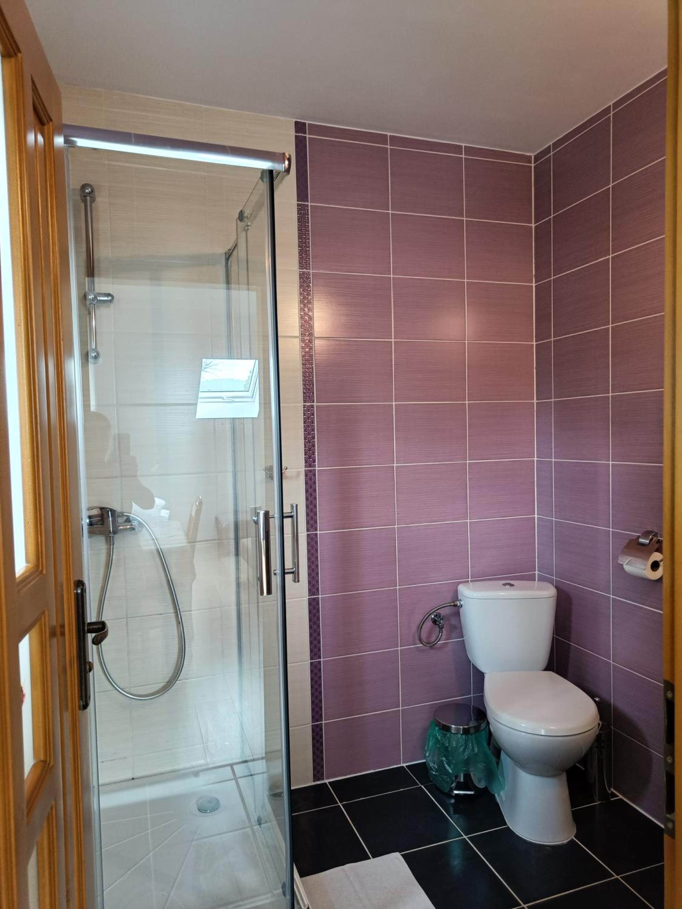Quadruple Room with Private Bathroom - Photo 4