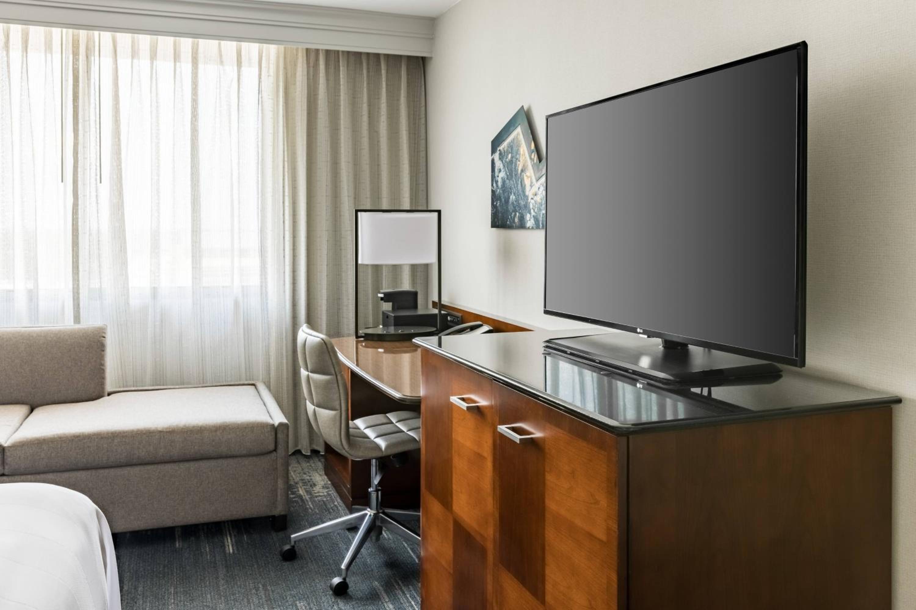 Double Room with 2 Double Beds - Skyline View - Photo 7