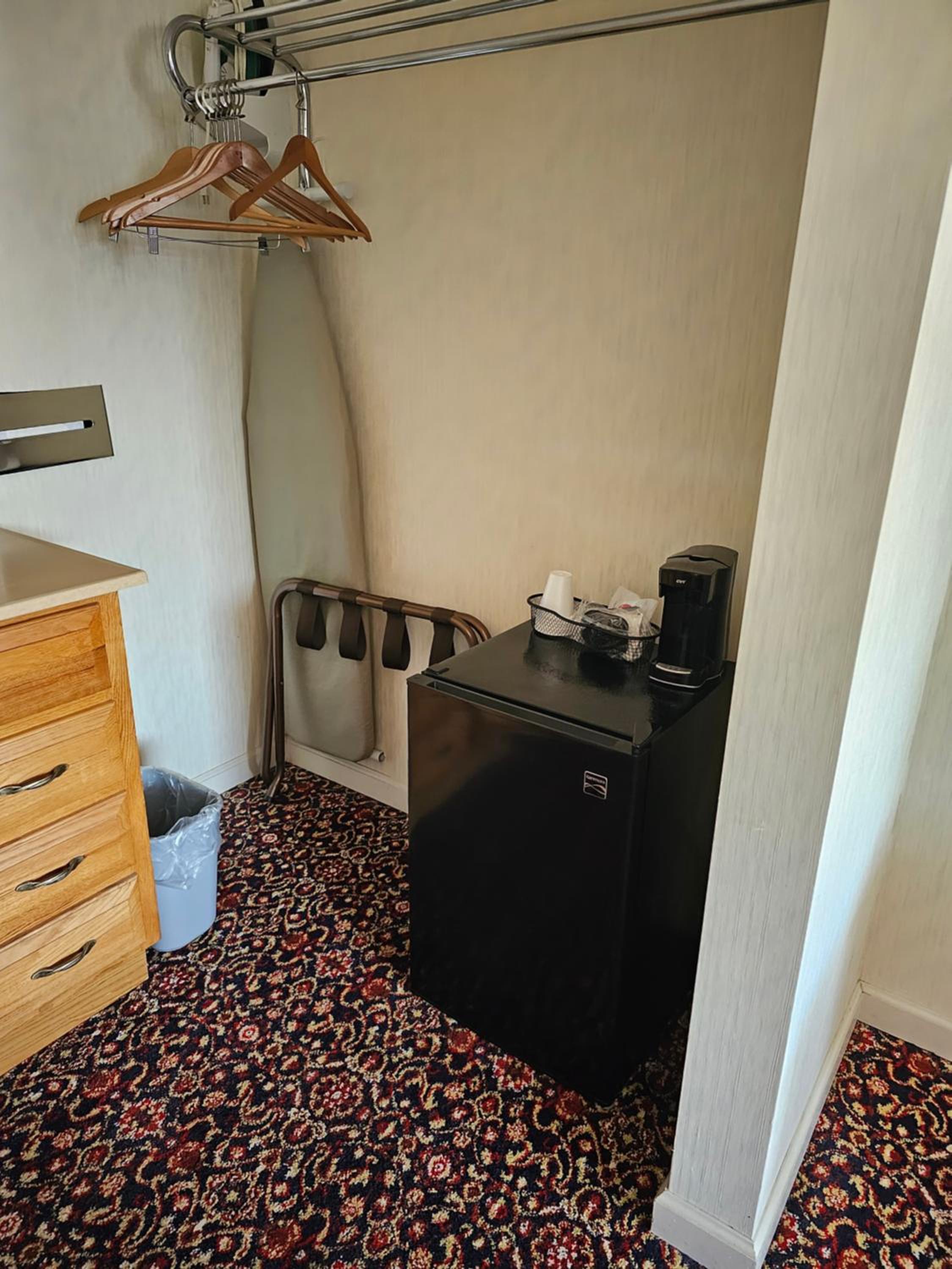 Standard Single Queen Room - Non-Smoking  - Photo 9