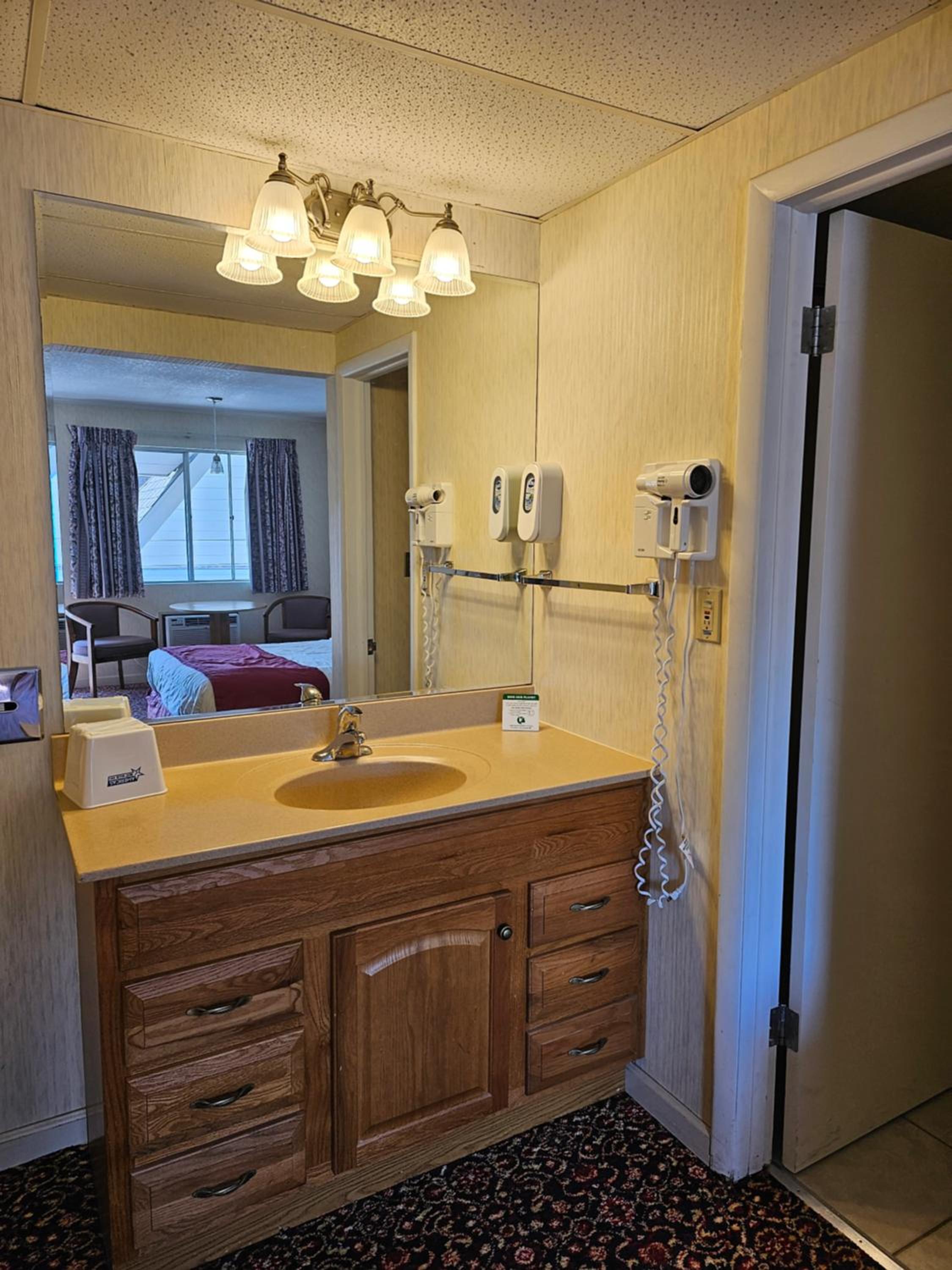 Standard Single Queen Room - Non-Smoking  - Photo 6