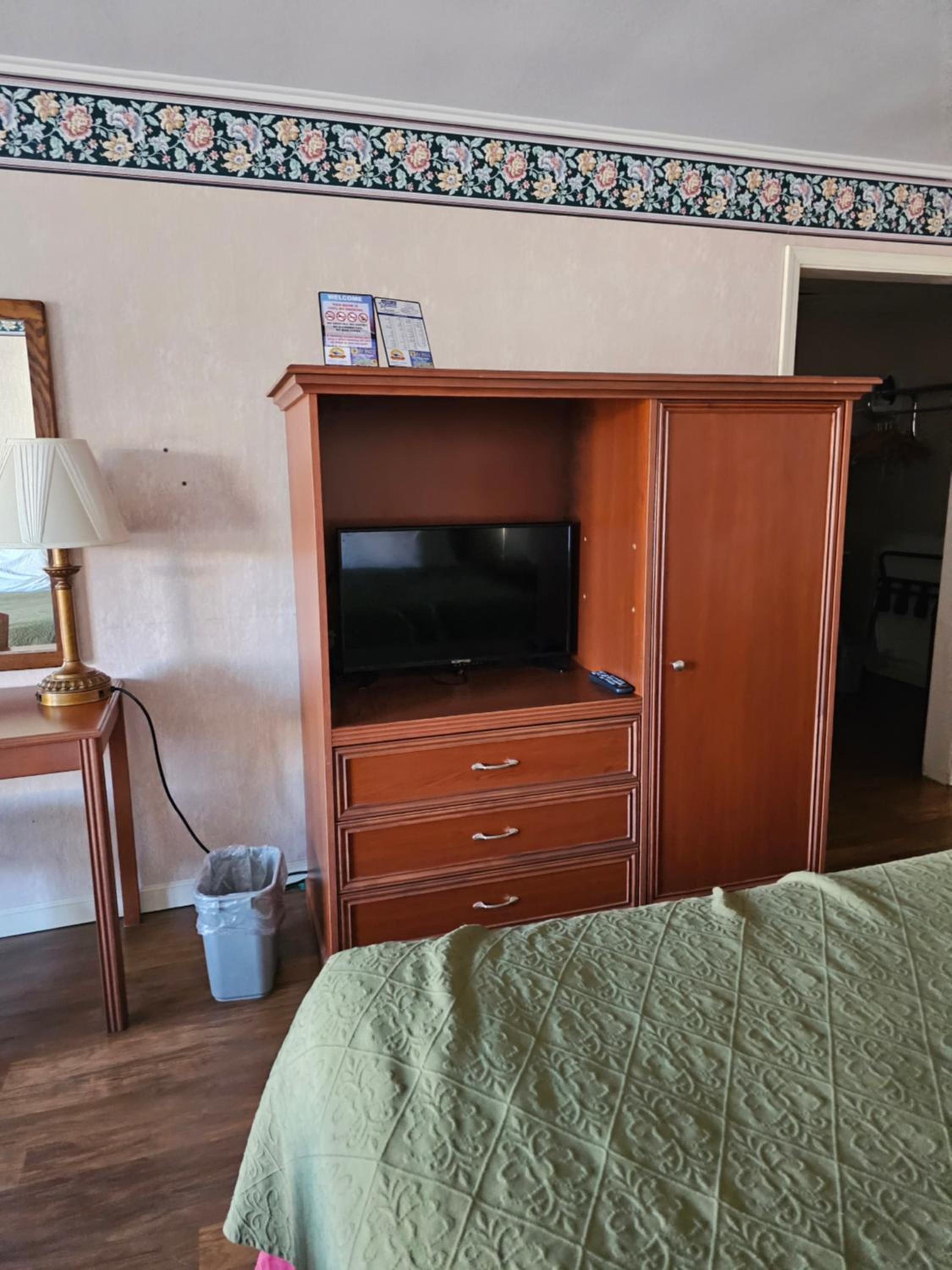 3 Queen Beds Pet Friendly Non-Smoking photo 3