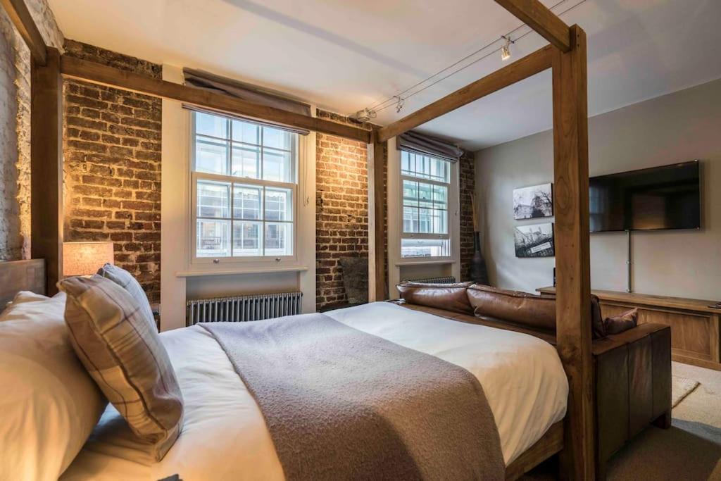 Deluxe King Room photo 1