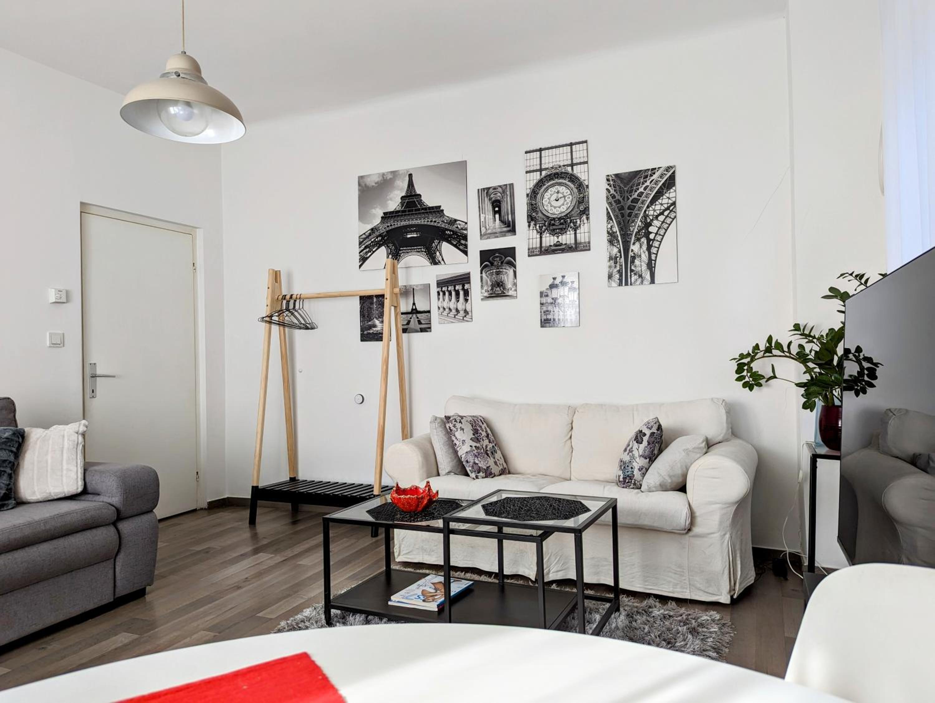Queen Room With Shared Bathroom