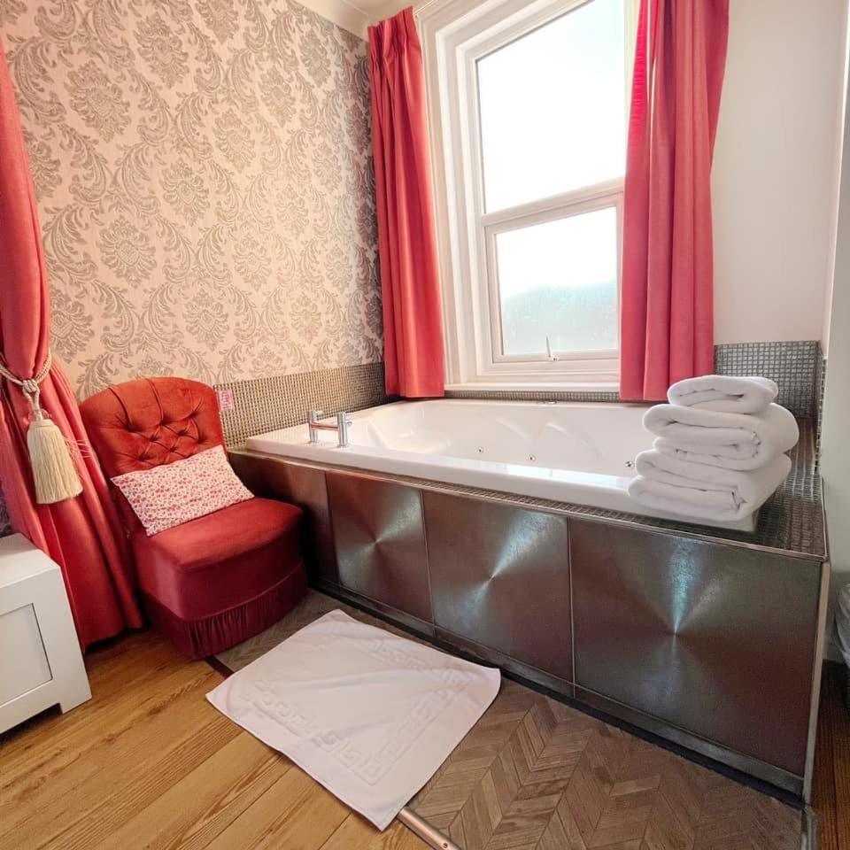 Luxury Double Room With Jacuzzi Bath - Photo 17