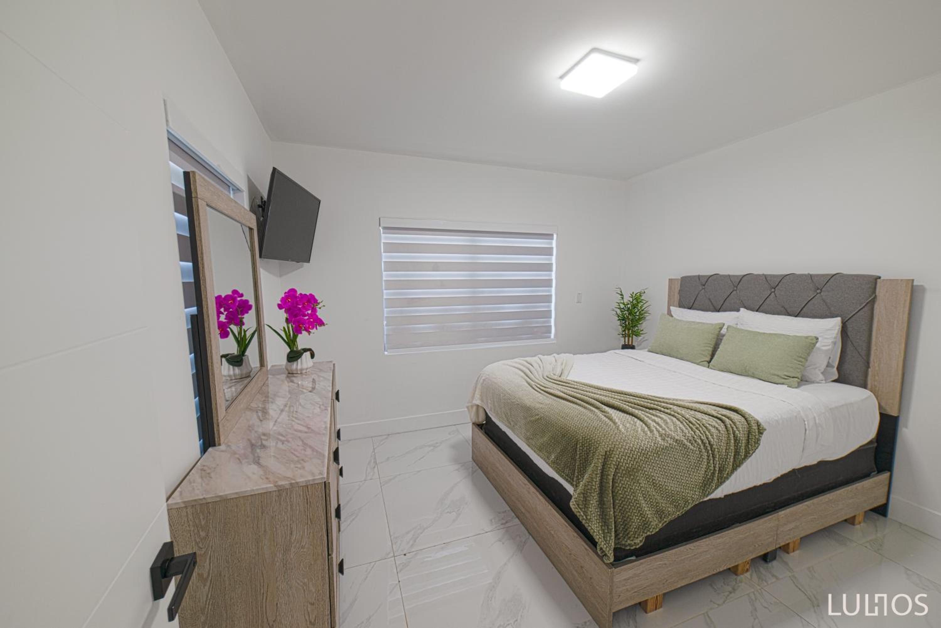 Six-Bedroom House photo 1