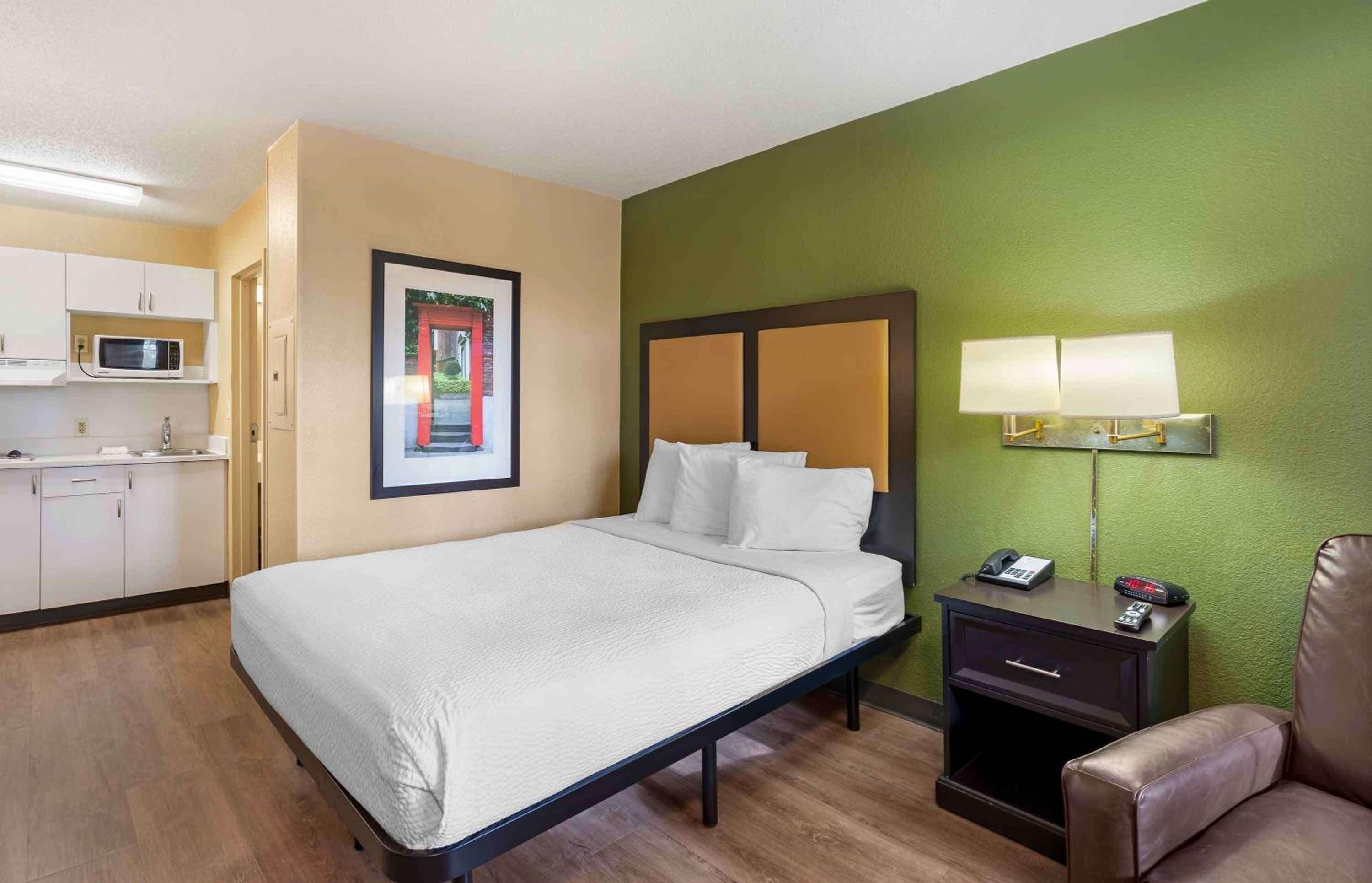Queen studio with 1 Queen Bed - Disability Access/Non-Smoking photo 1