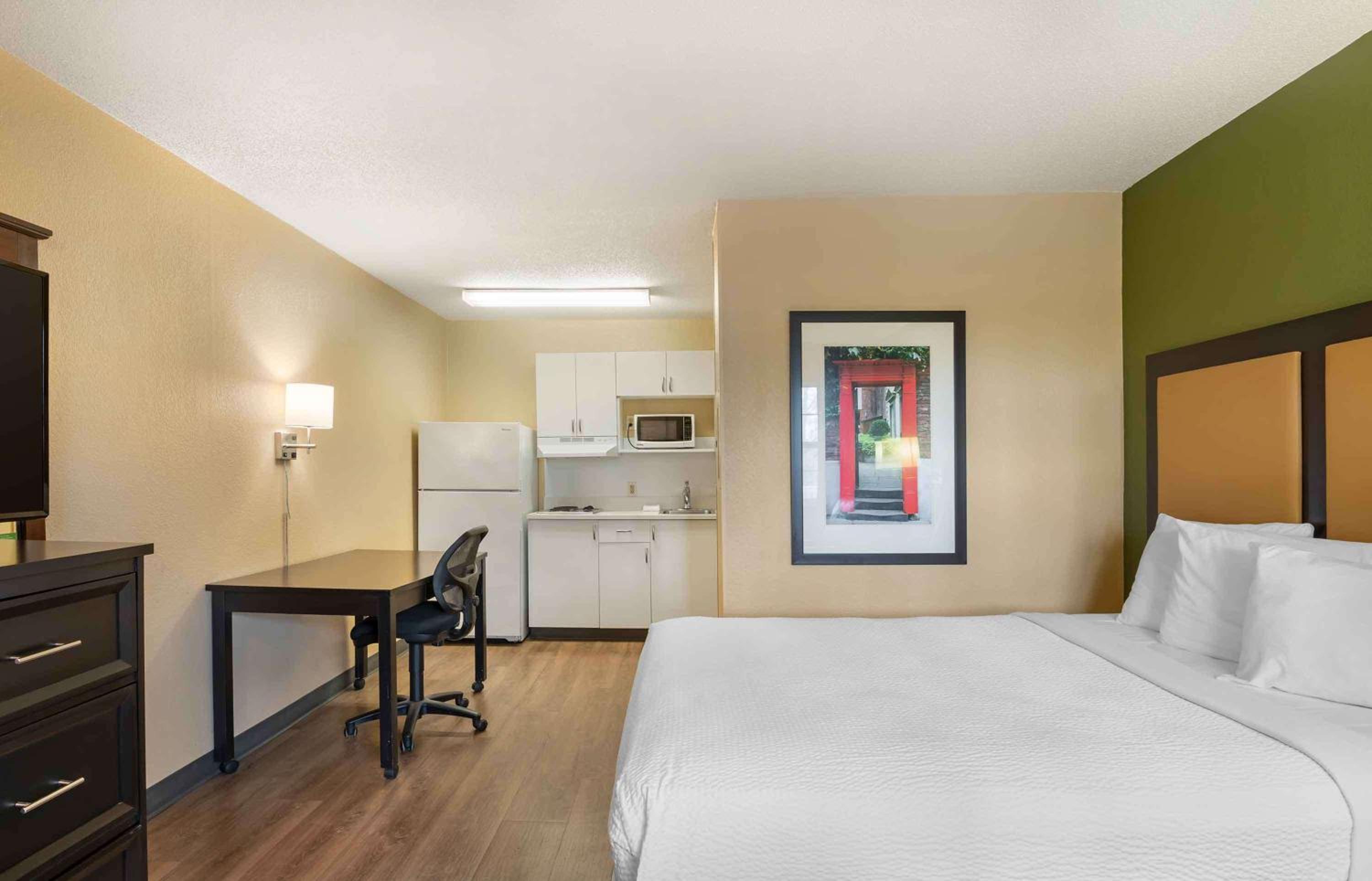 Queen studio with 1 Queen Bed - Disability Access/Non-Smoking photo 3