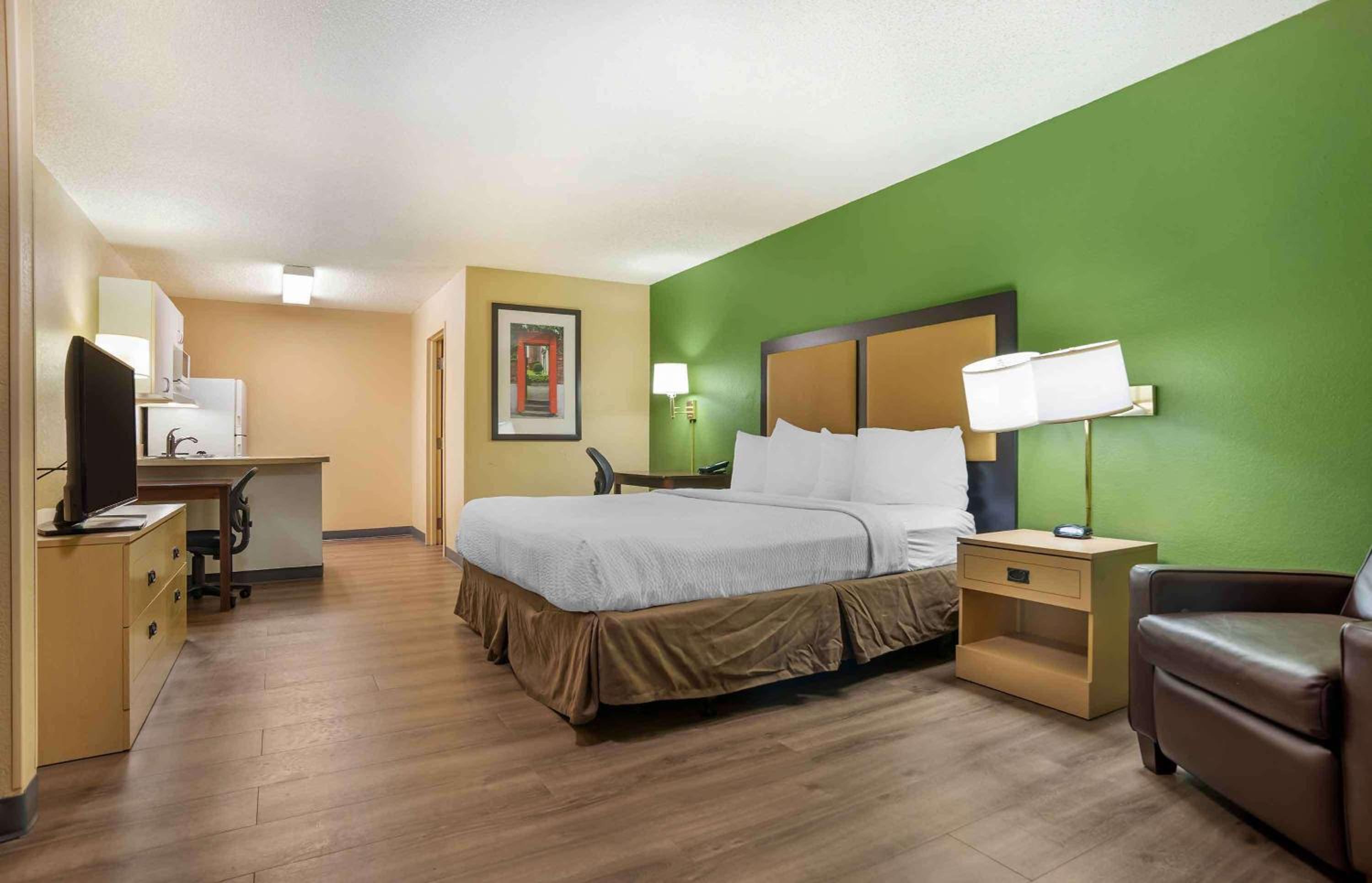 Studio with 1 King Bed - Non-Smoking - Photo 1