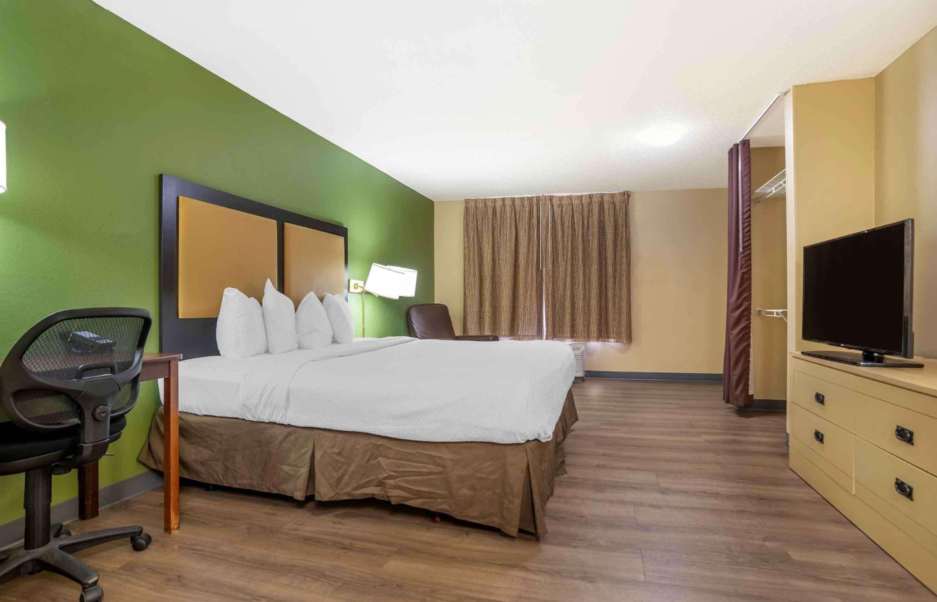 Studio with 1 King Bed - Non-Smoking - Photo 11