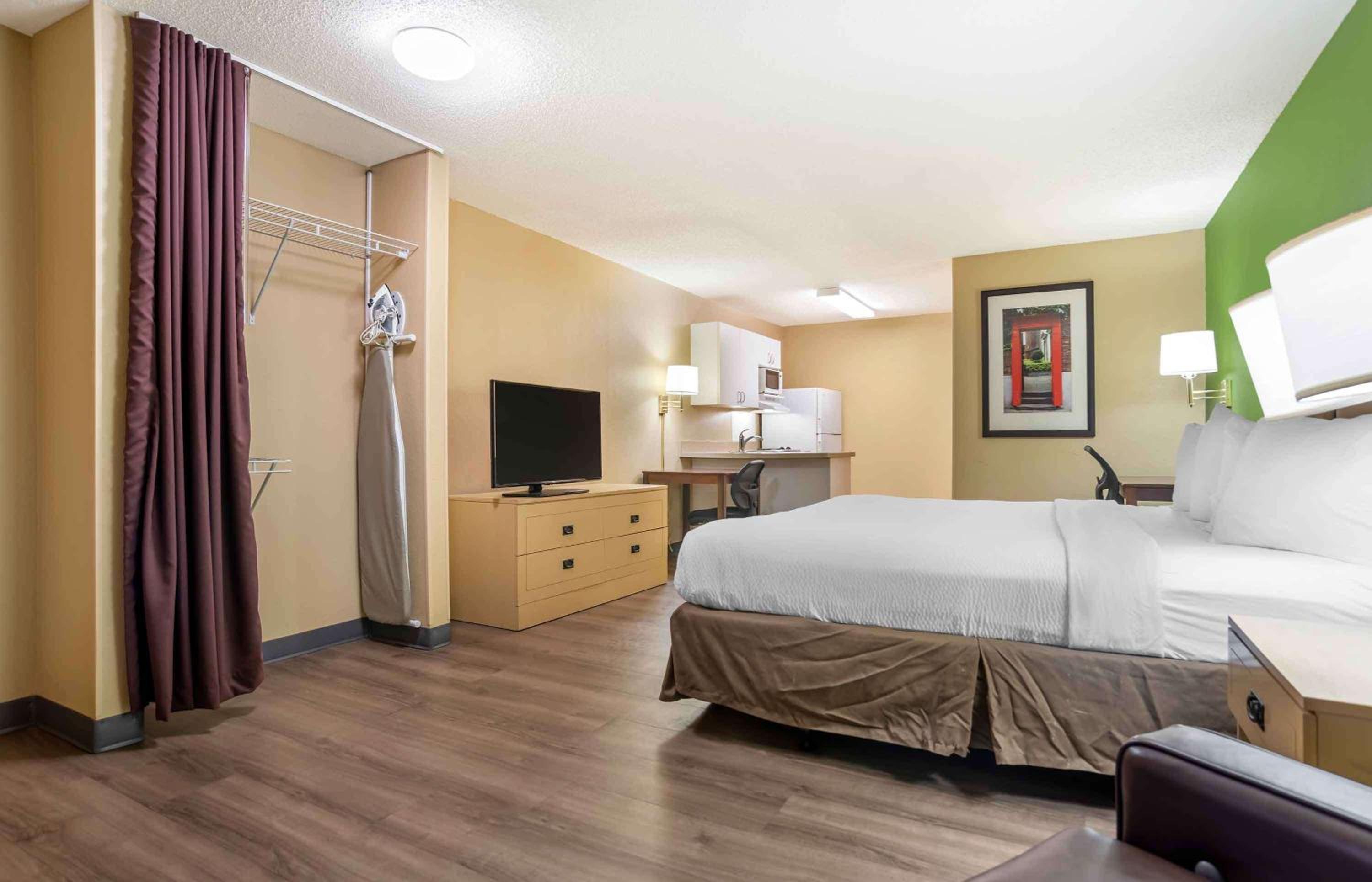 Studio with 1 King Bed - Non-Smoking - Photo 12