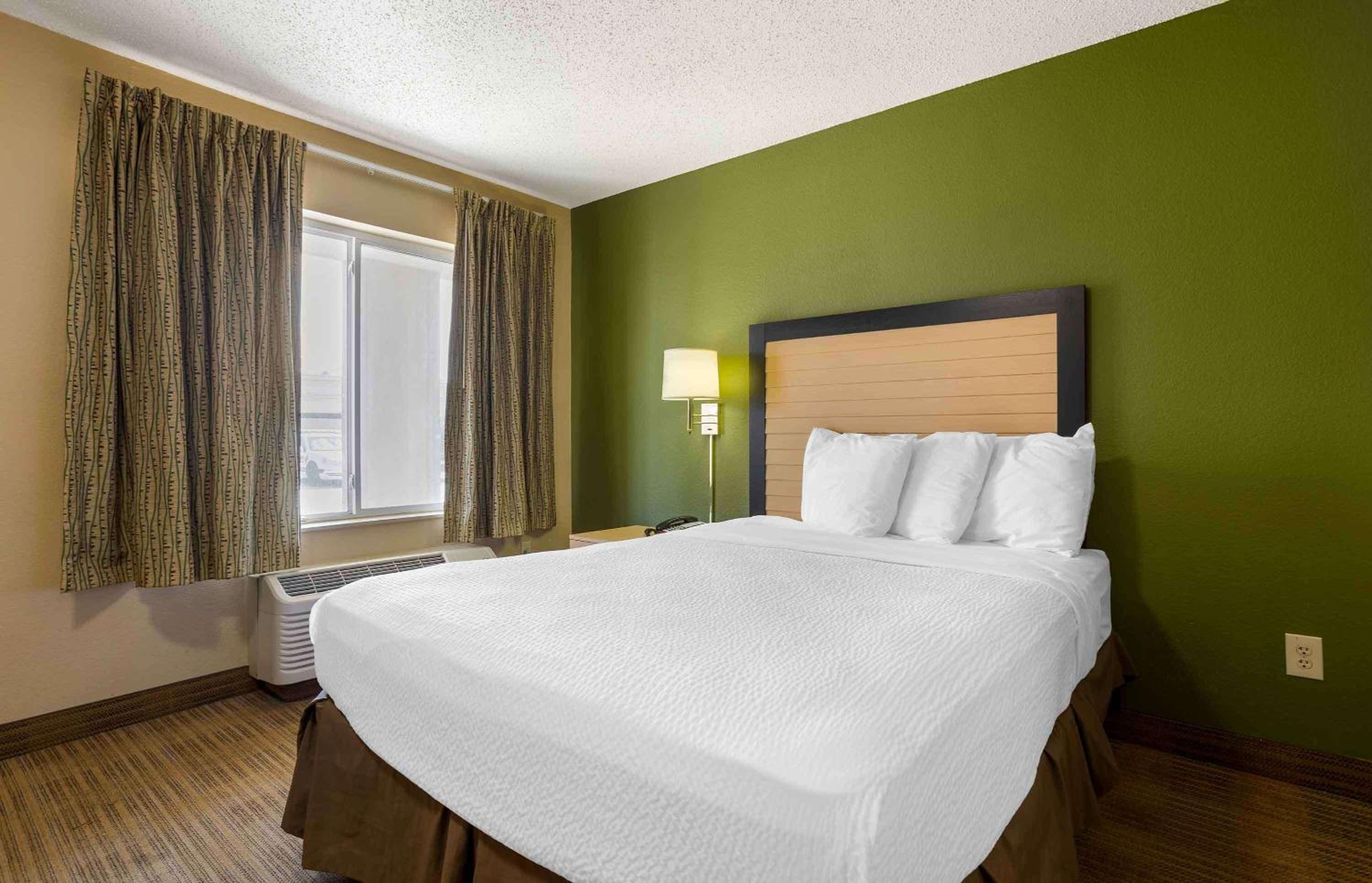 Queen studio with 1 Queen Bed - Disability Access/Non-Smoking - Photo 8