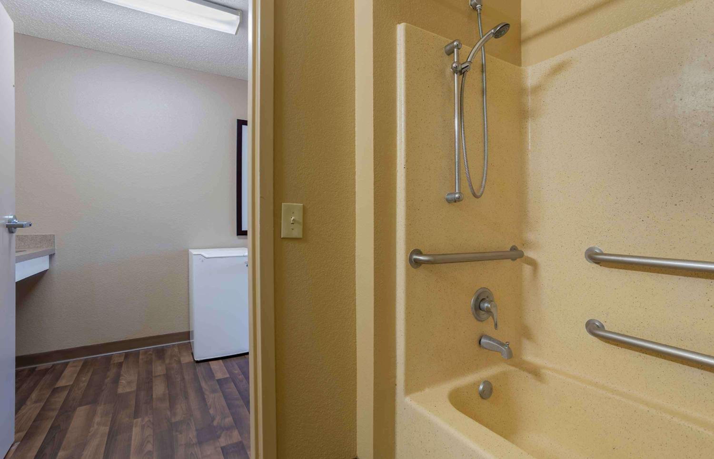 Queen studio with 1 Queen Bed - Disability Access/Non-Smoking - Photo 5
