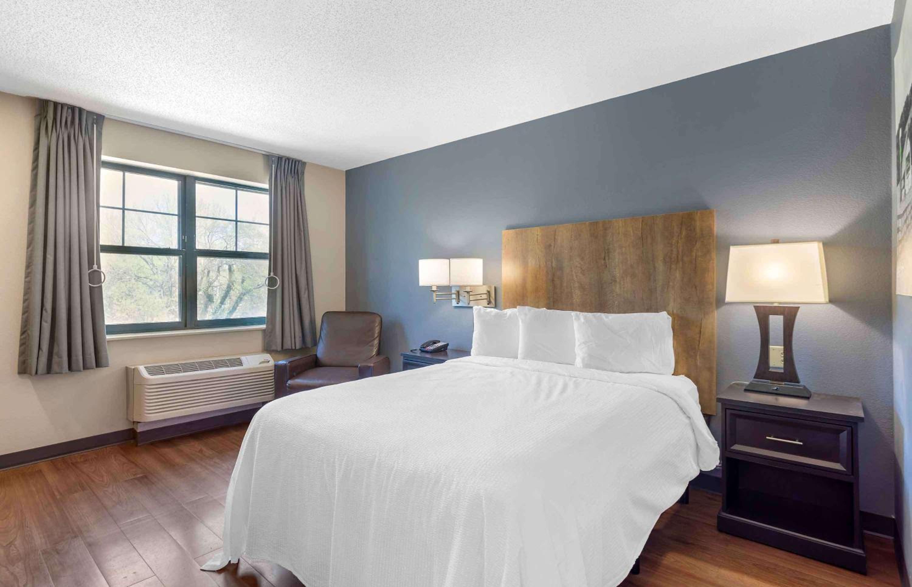 Queen studio with 1 Queen Bed - Disability Access/Non-Smoking photo 1