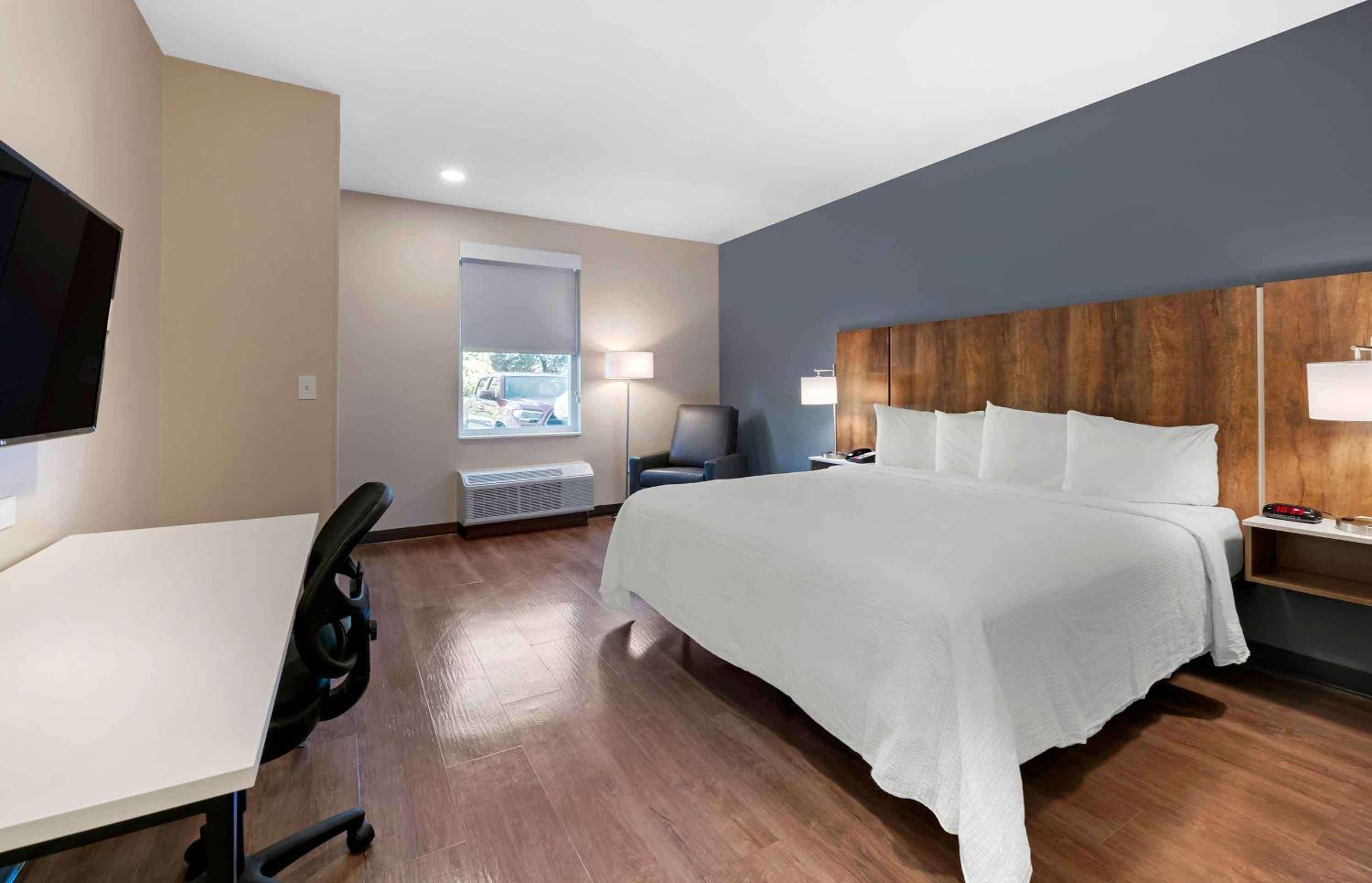 Studio with 1 King Bed - Non-Smoking photo 1
