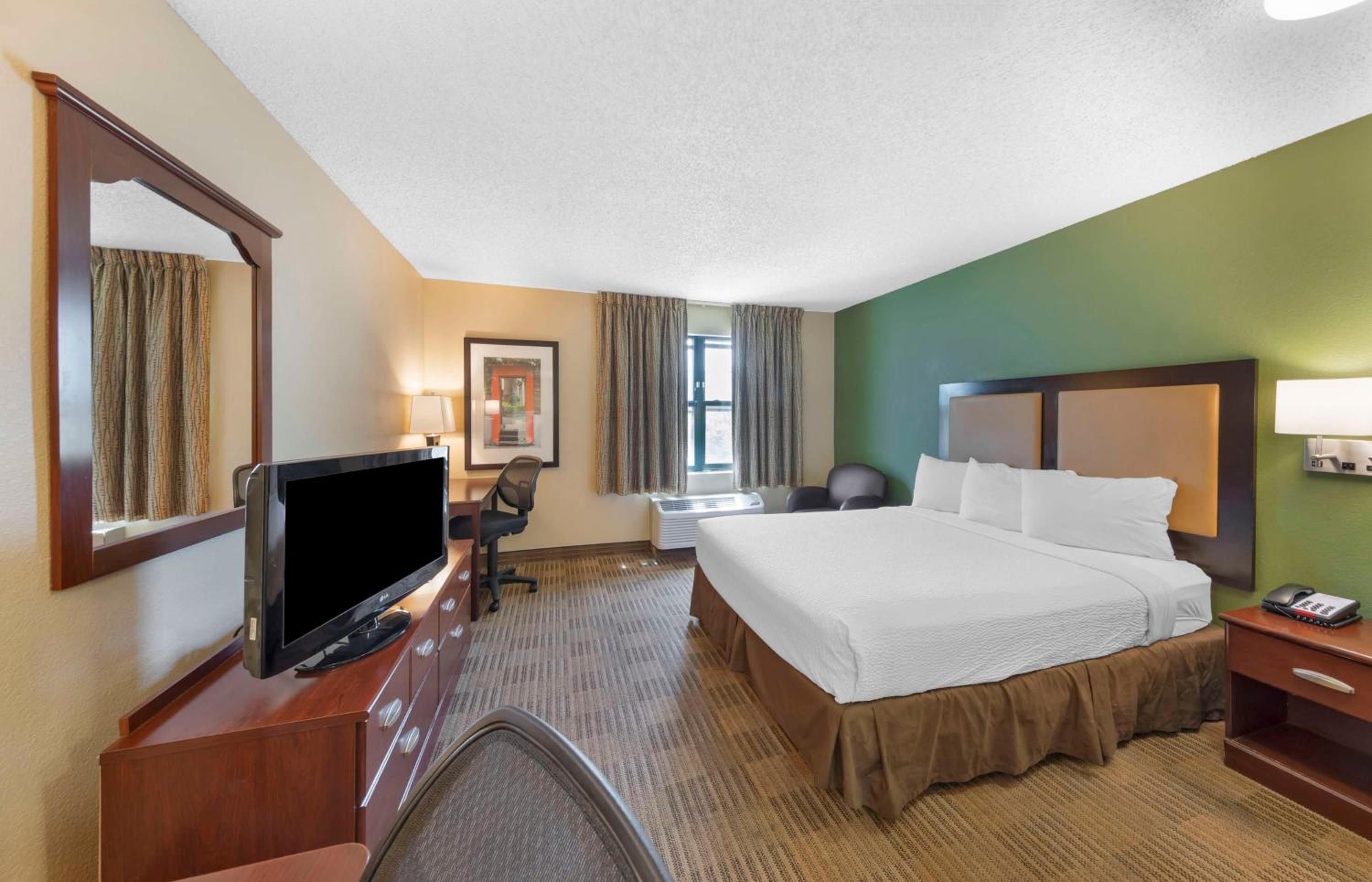 Queen Studio With 1 Queen Bed - Disability Access/Non-Smoking photo 1