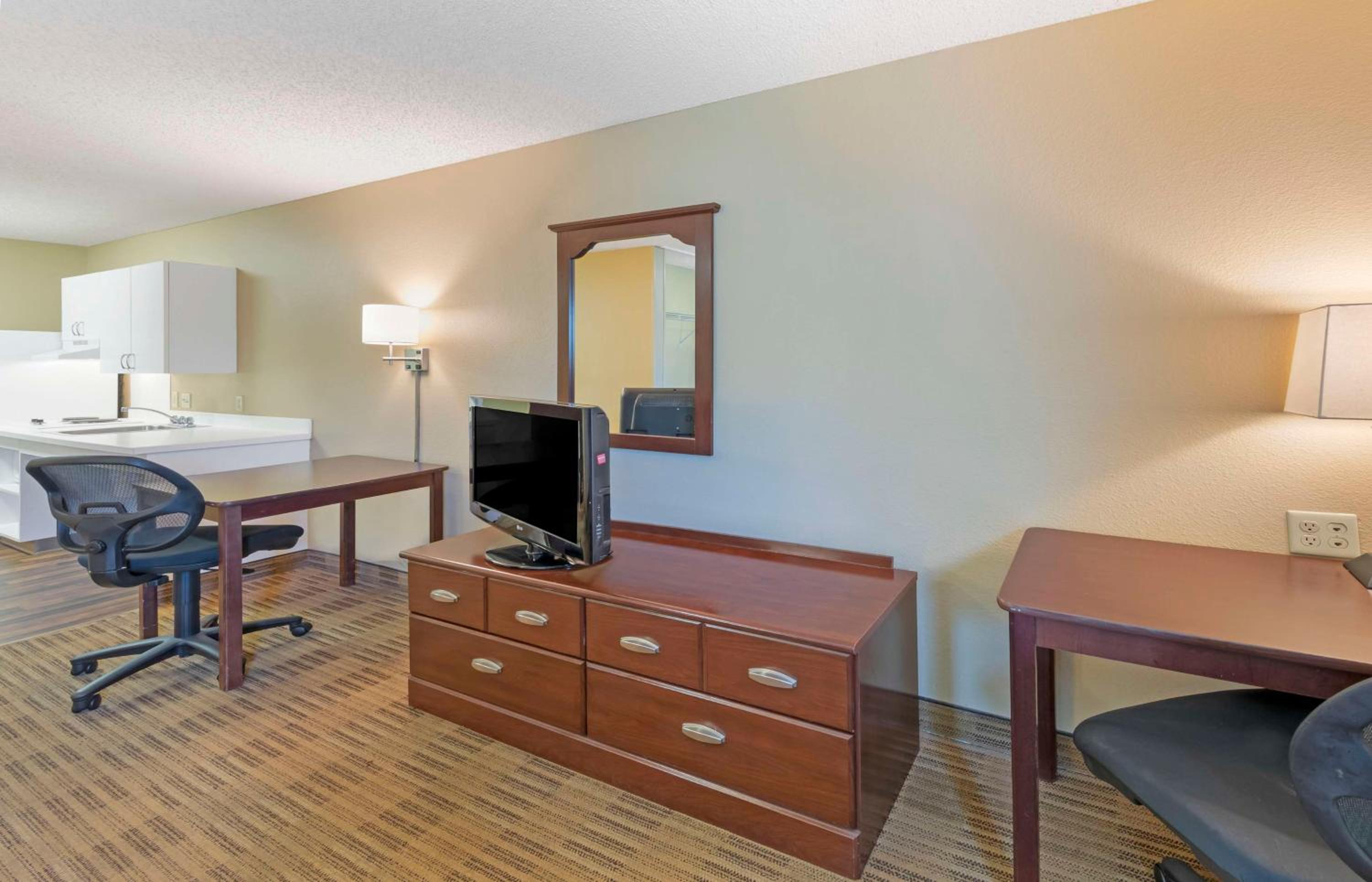 Queen Studio With 1 Queen Bed - Disability Access/Non-Smoking photo 2