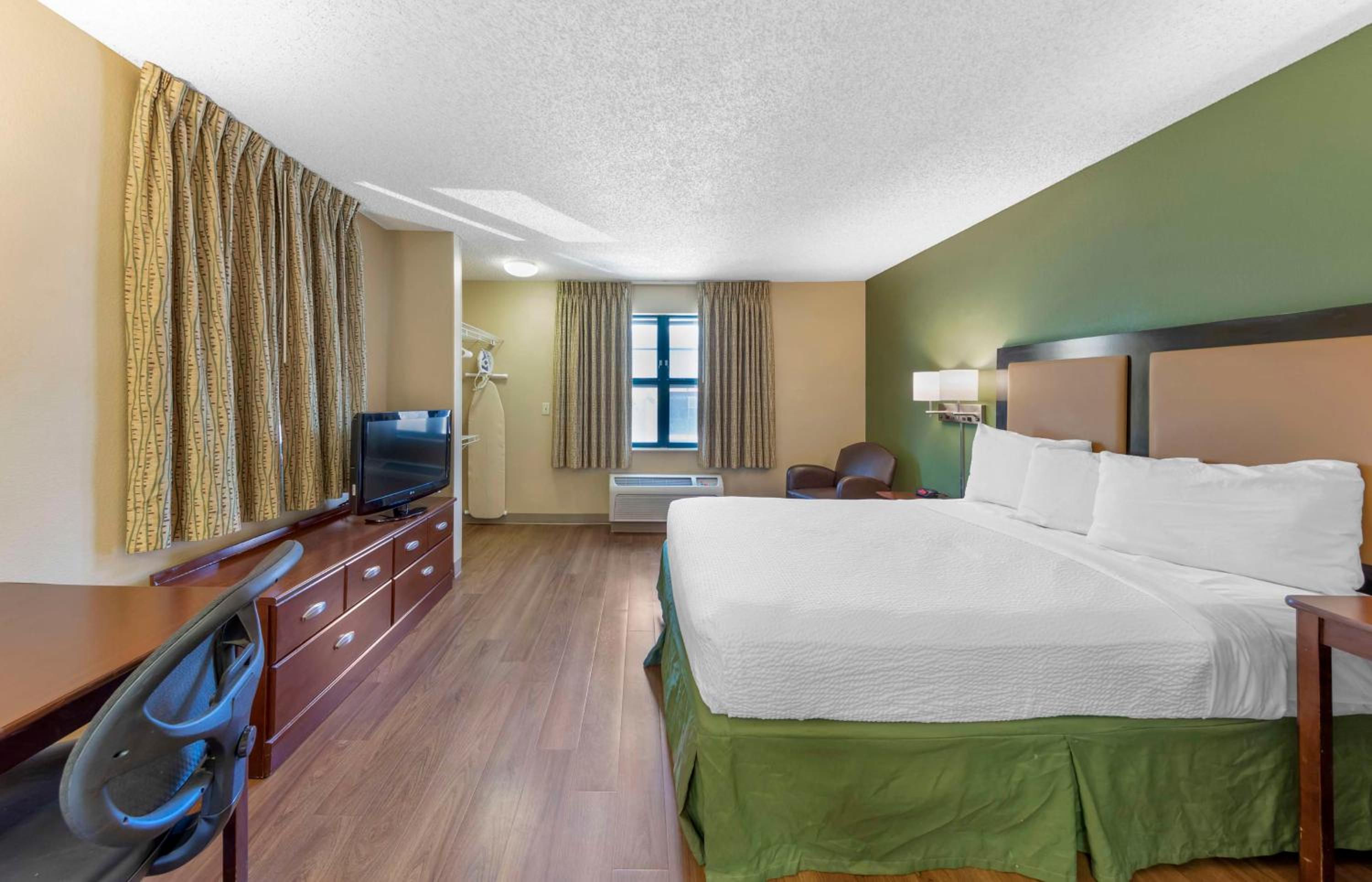Queen Studio With 1 Queen Bed - Disability Access/Non-Smoking photo 3