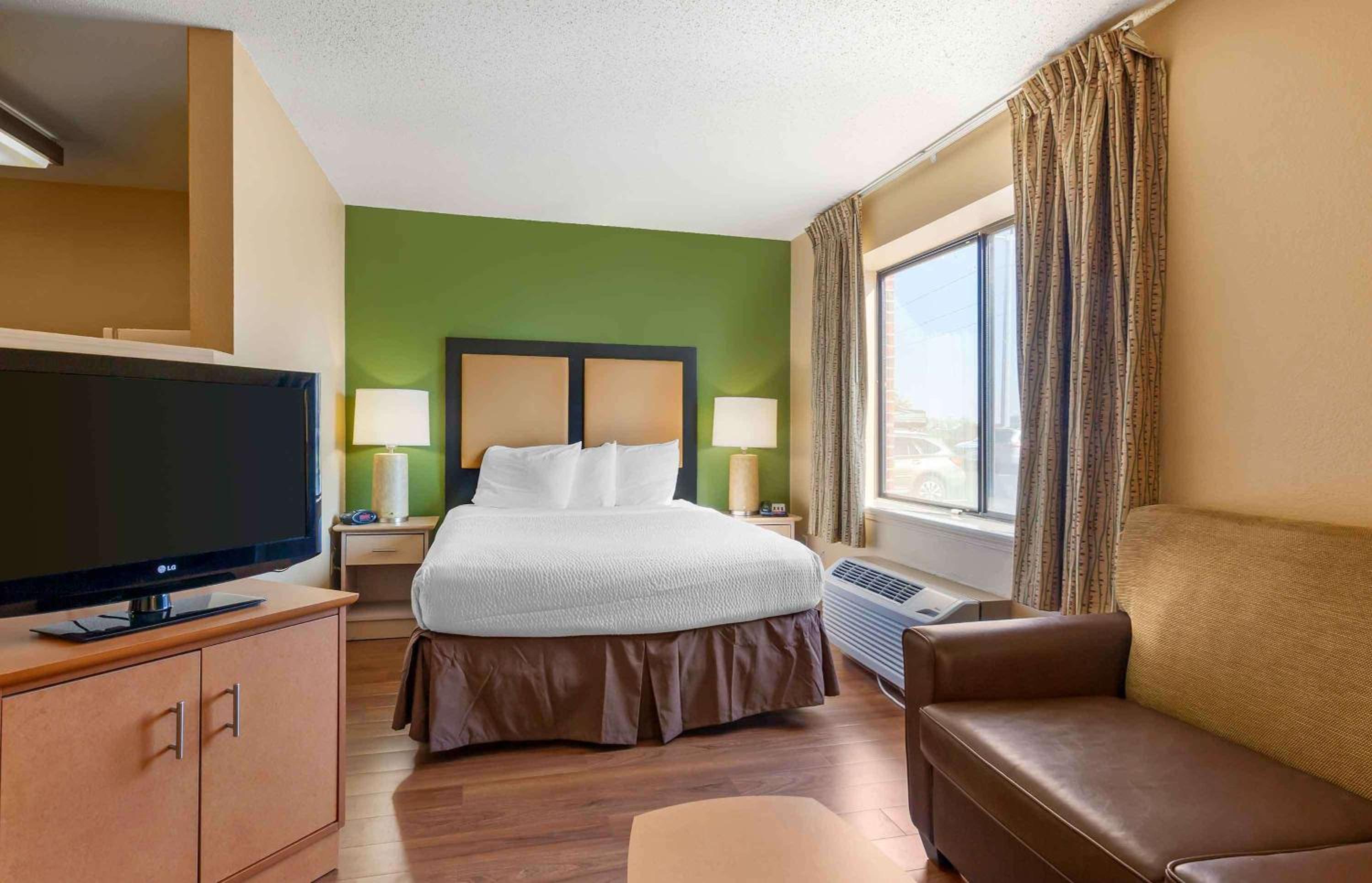 Deluxe Studio with 1 Queen Bed - Non-Smoking - Photo 1