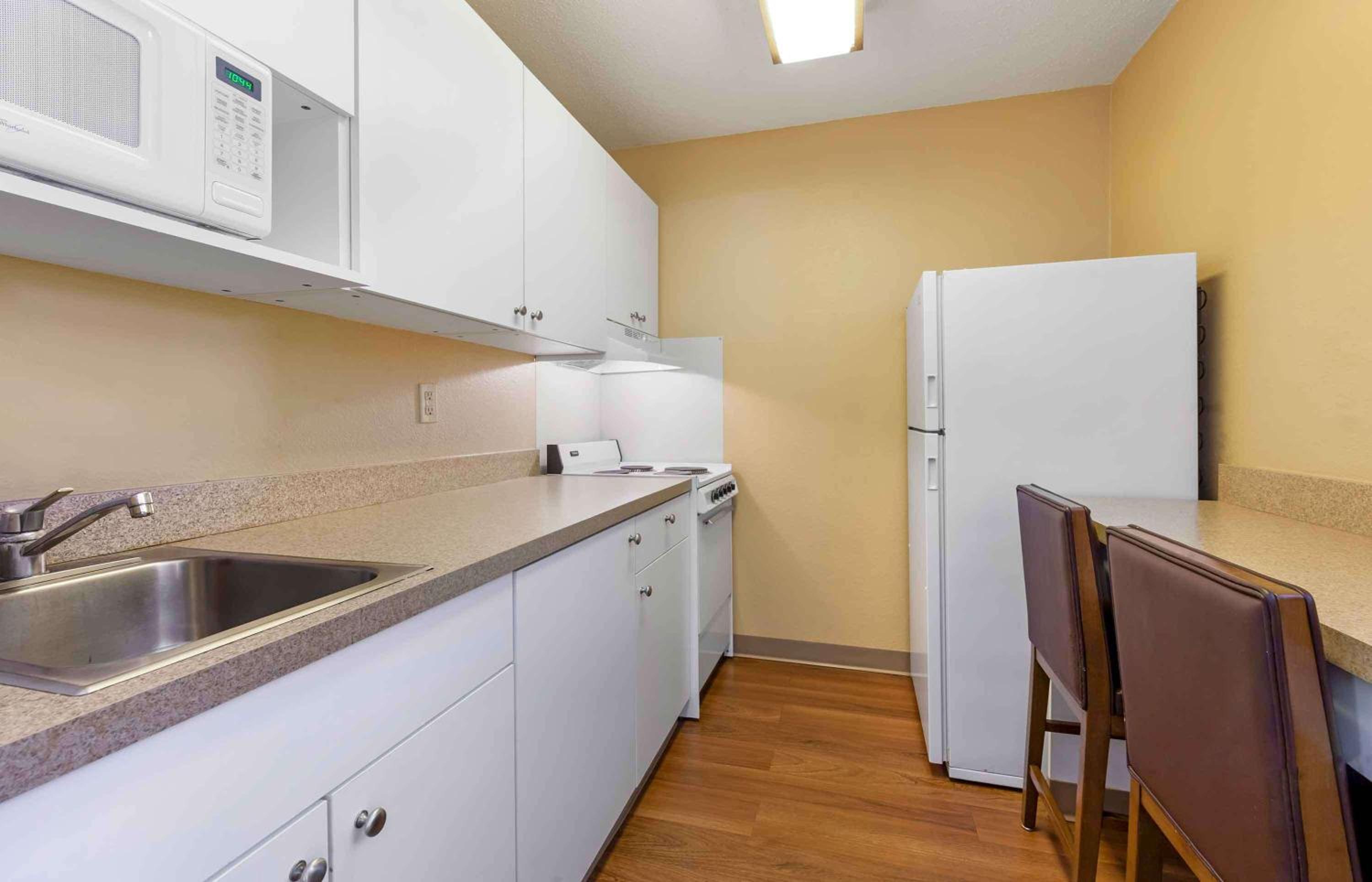 Deluxe Studio with 1 Queen Bed - Non-Smoking - Photo 5
