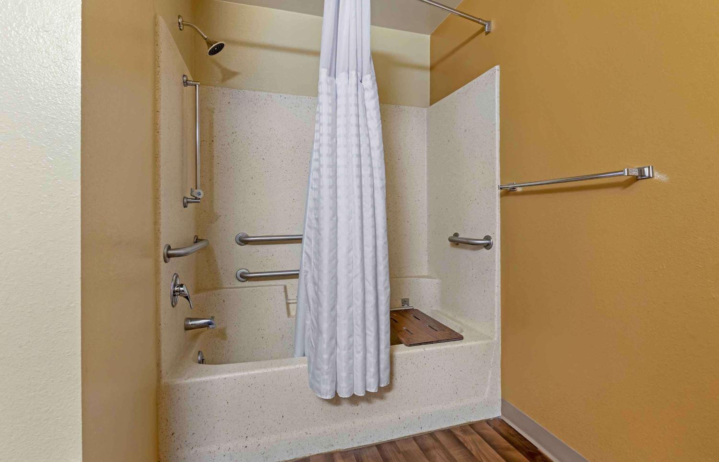 Deluxe Studio - Non-Smoking - Disability Access - Photo 6