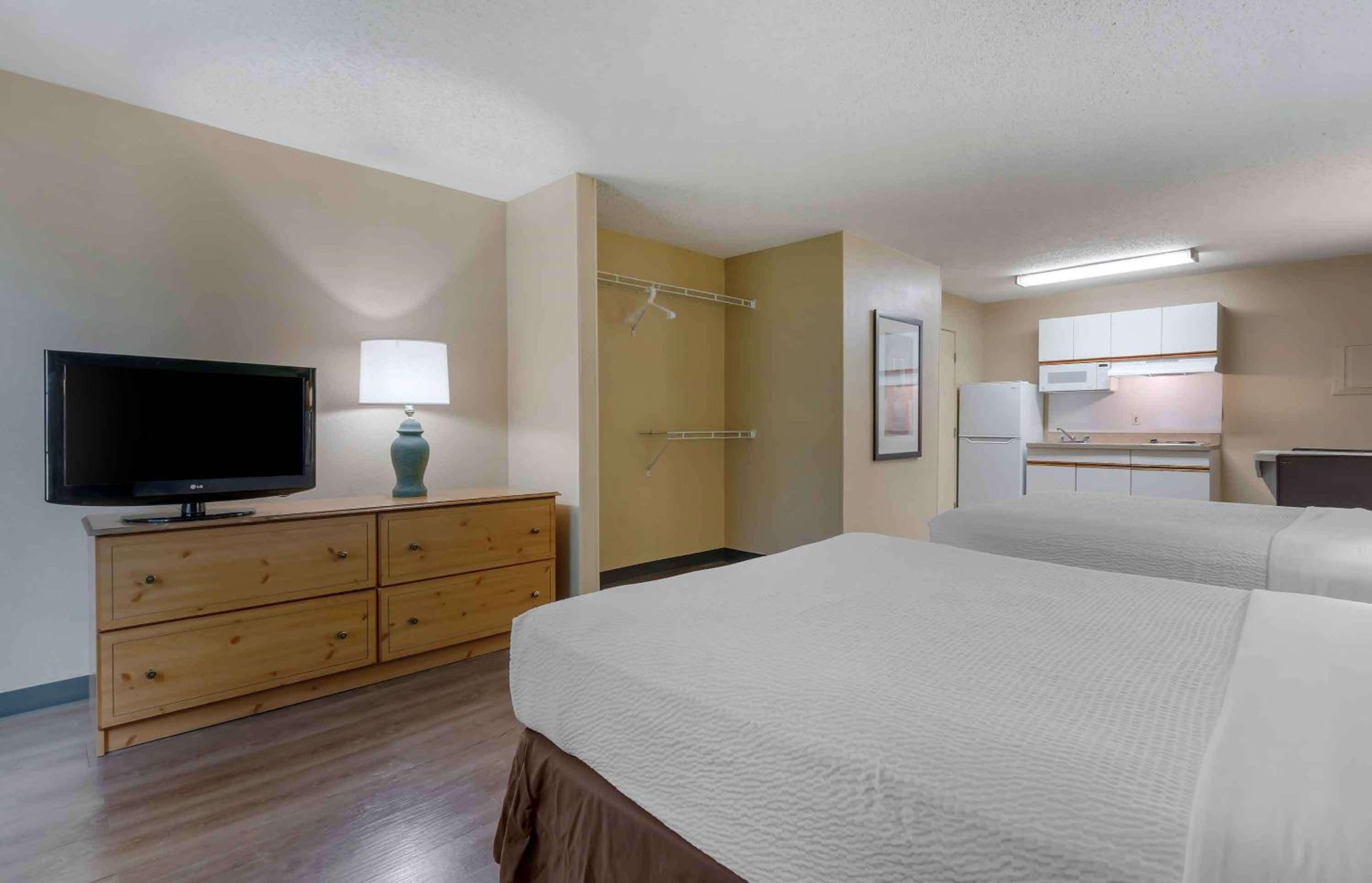 Studio with 2 Queen Beds - Non-Smoking - Photo 3