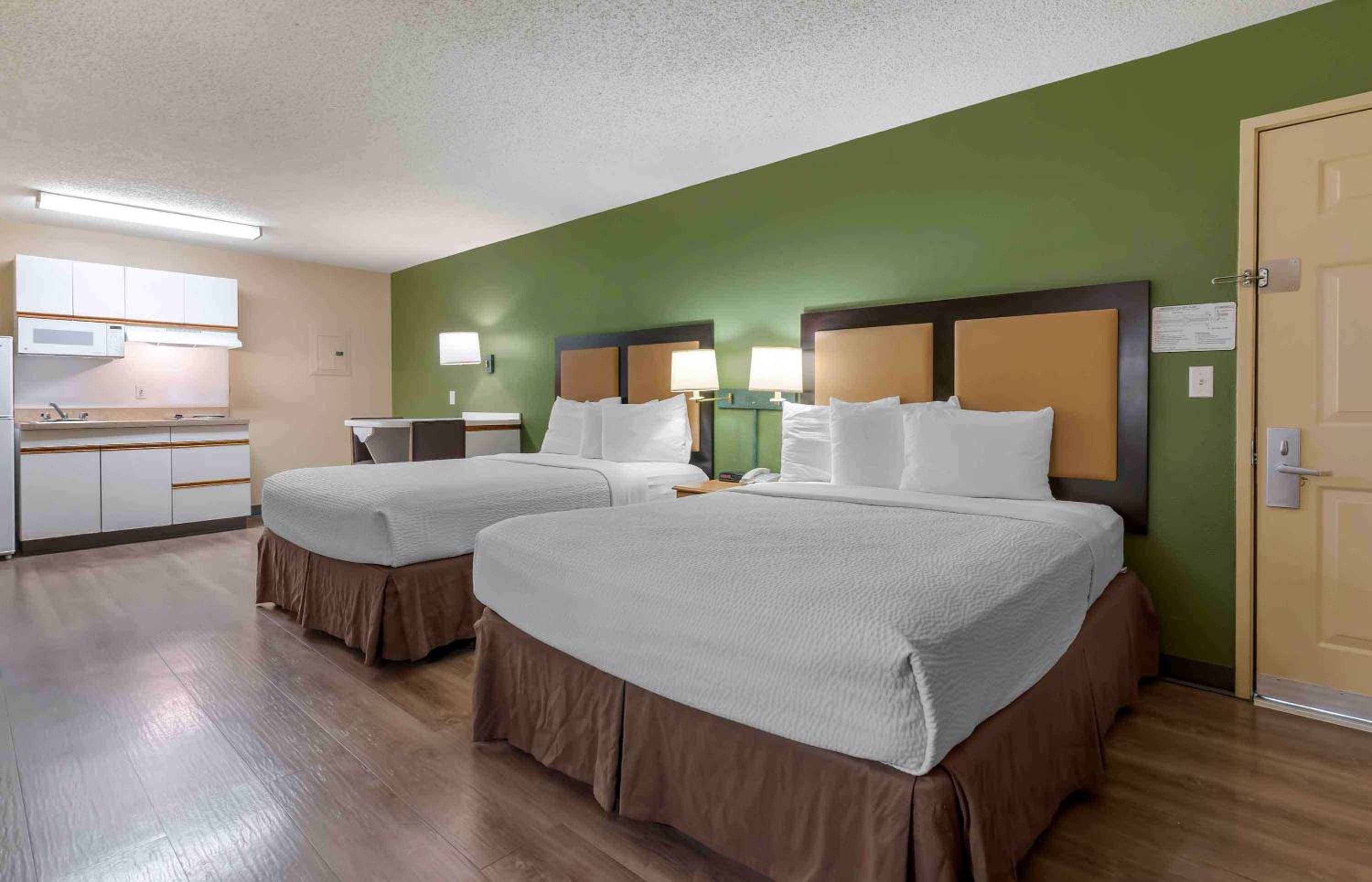Studio with 2 Queen Beds - Non-Smoking - Photo 2