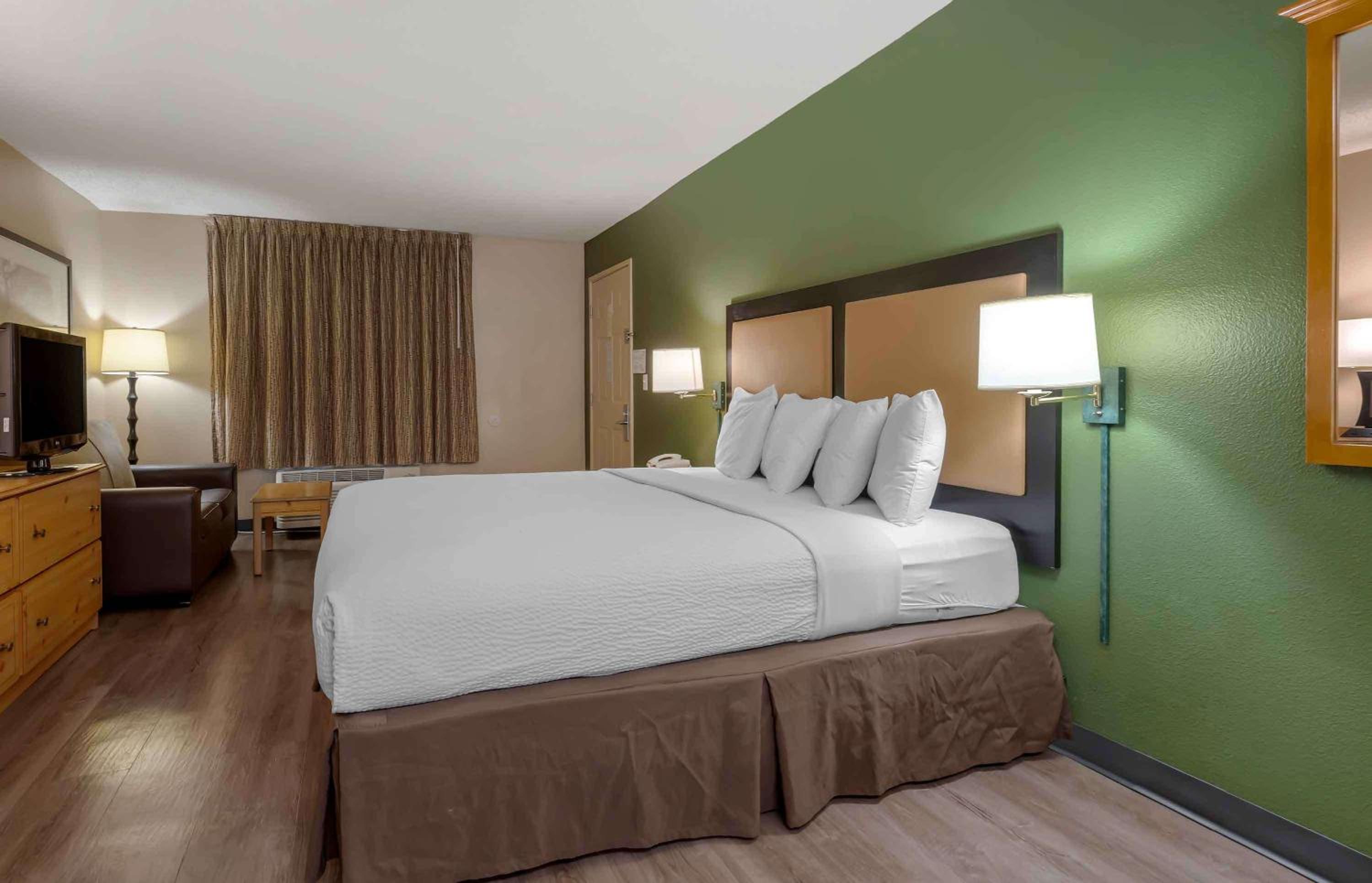 Deluxe Studio with 1 King Bed - Non-Smoking - Photo 1
