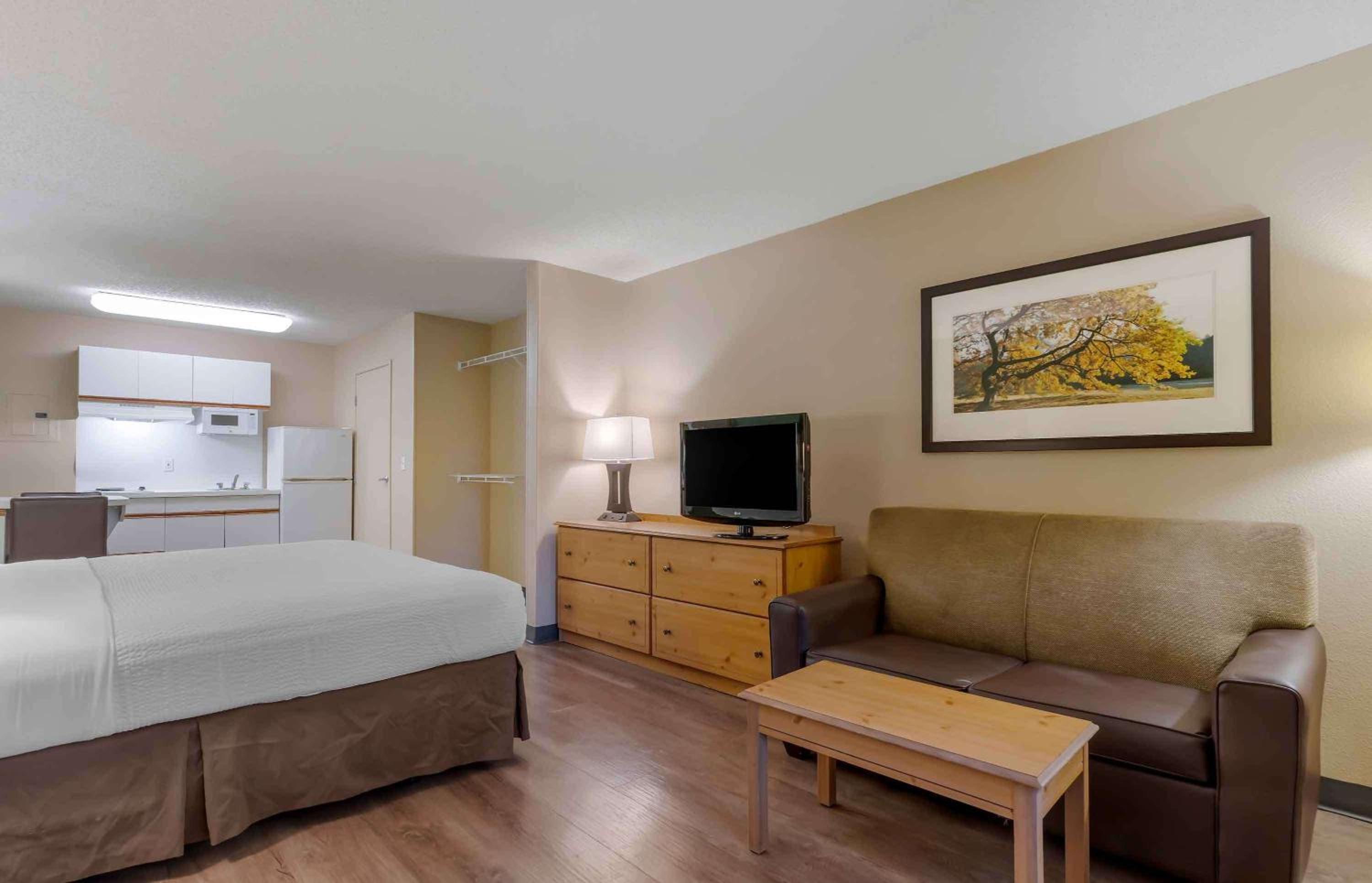 Deluxe Studio with 1 King Bed - Non-Smoking - Photo 5