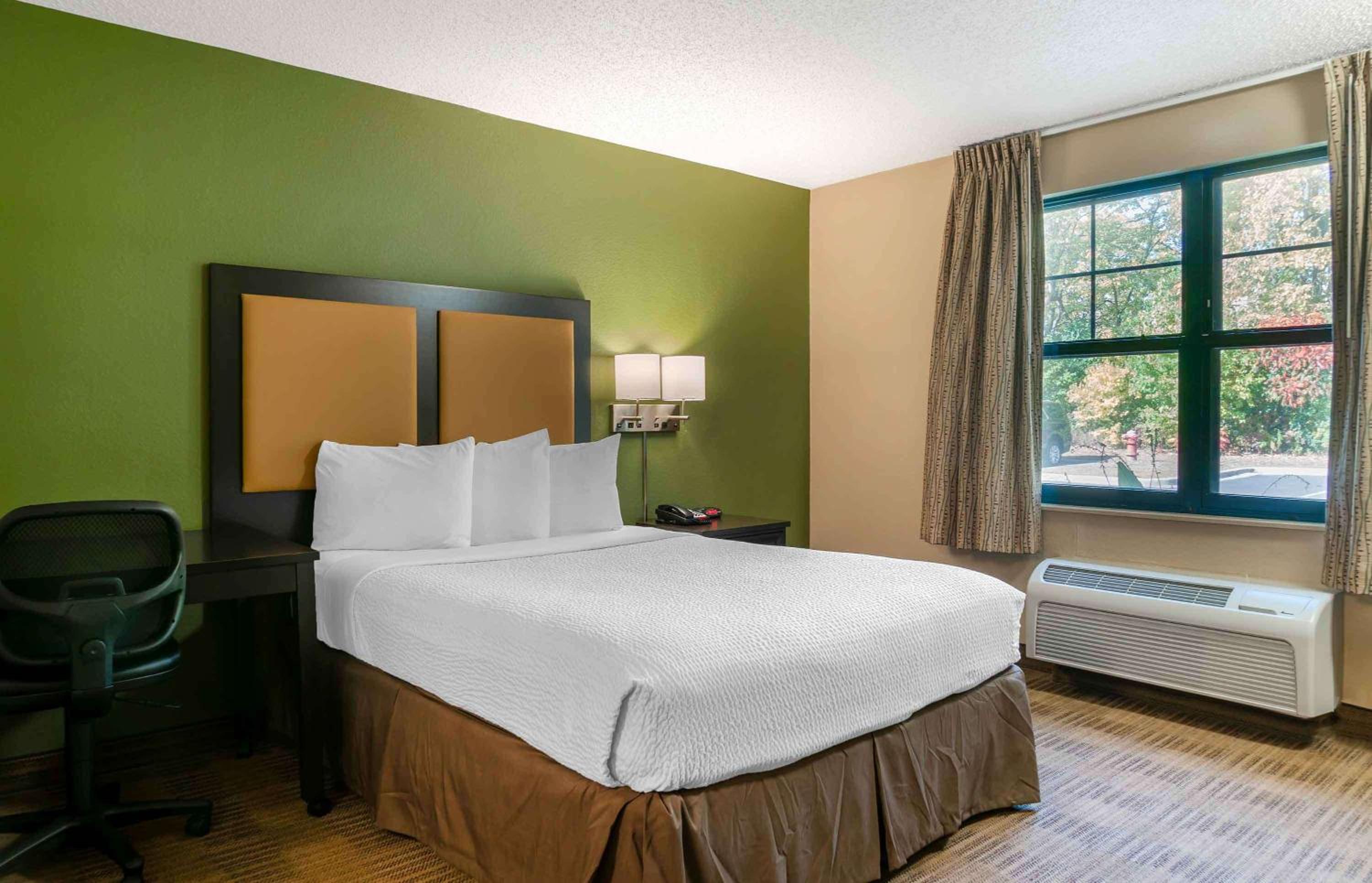 Queen studio with 1 Queen Bed - Disability Access/Non-Smoking - Photo 8