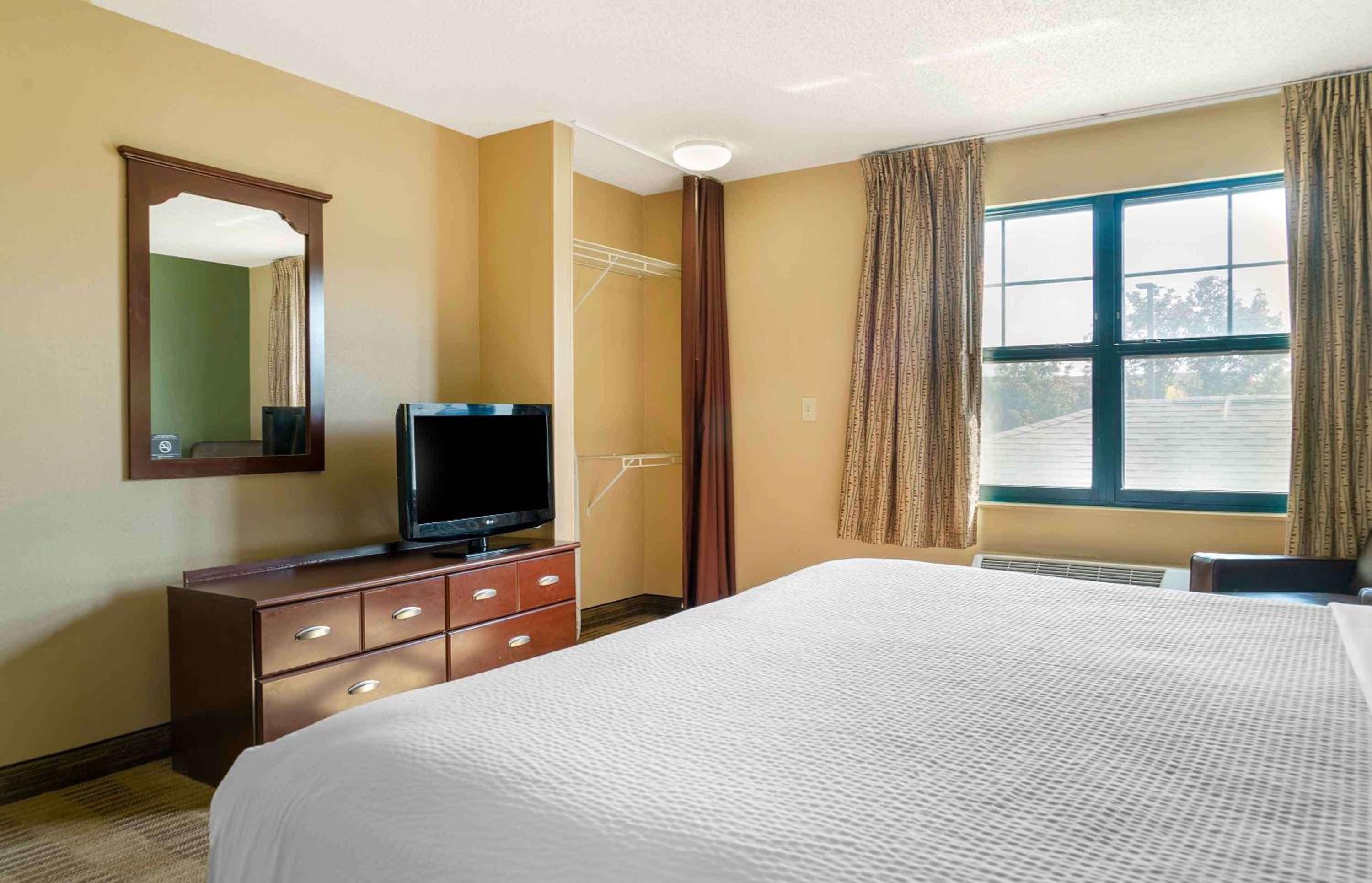 Studio with 1 King Bed - Non-Smoking - Photo 5