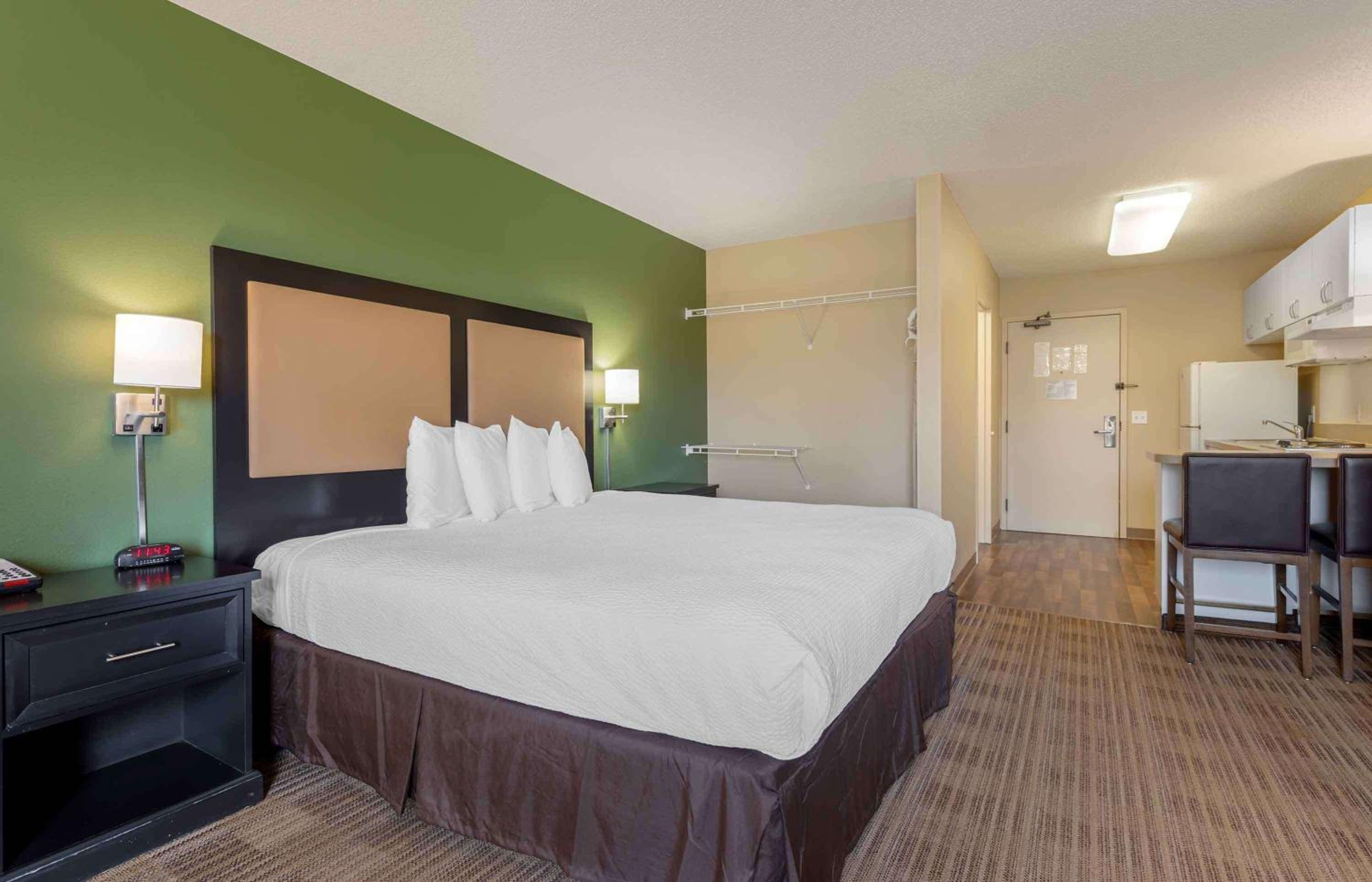 Studio with 2 Queen Beds - Non-Smoking - Photo 6
