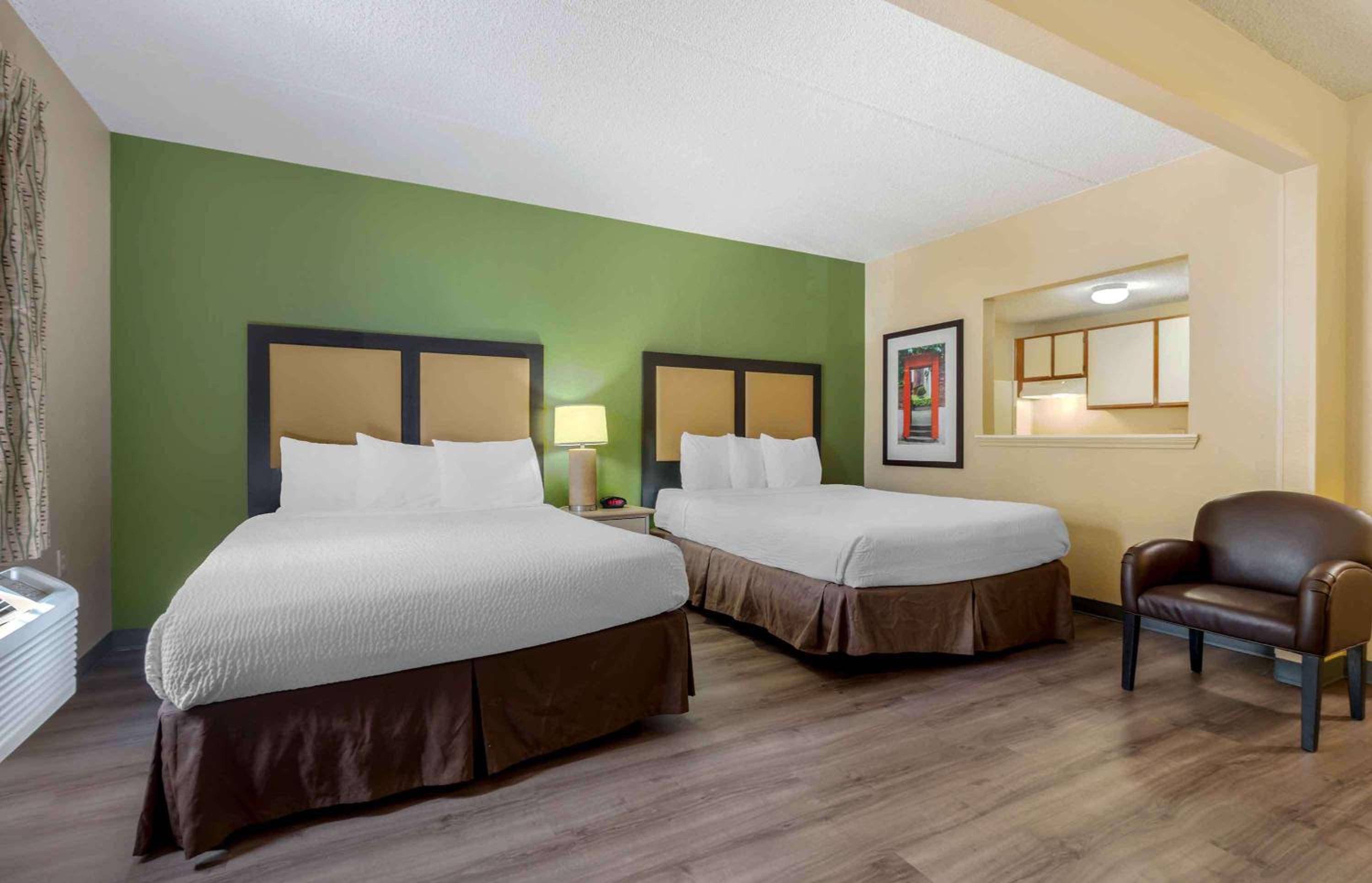 Deluxe Studio with Two Queen Beds - Non-Smoking - Photo 5