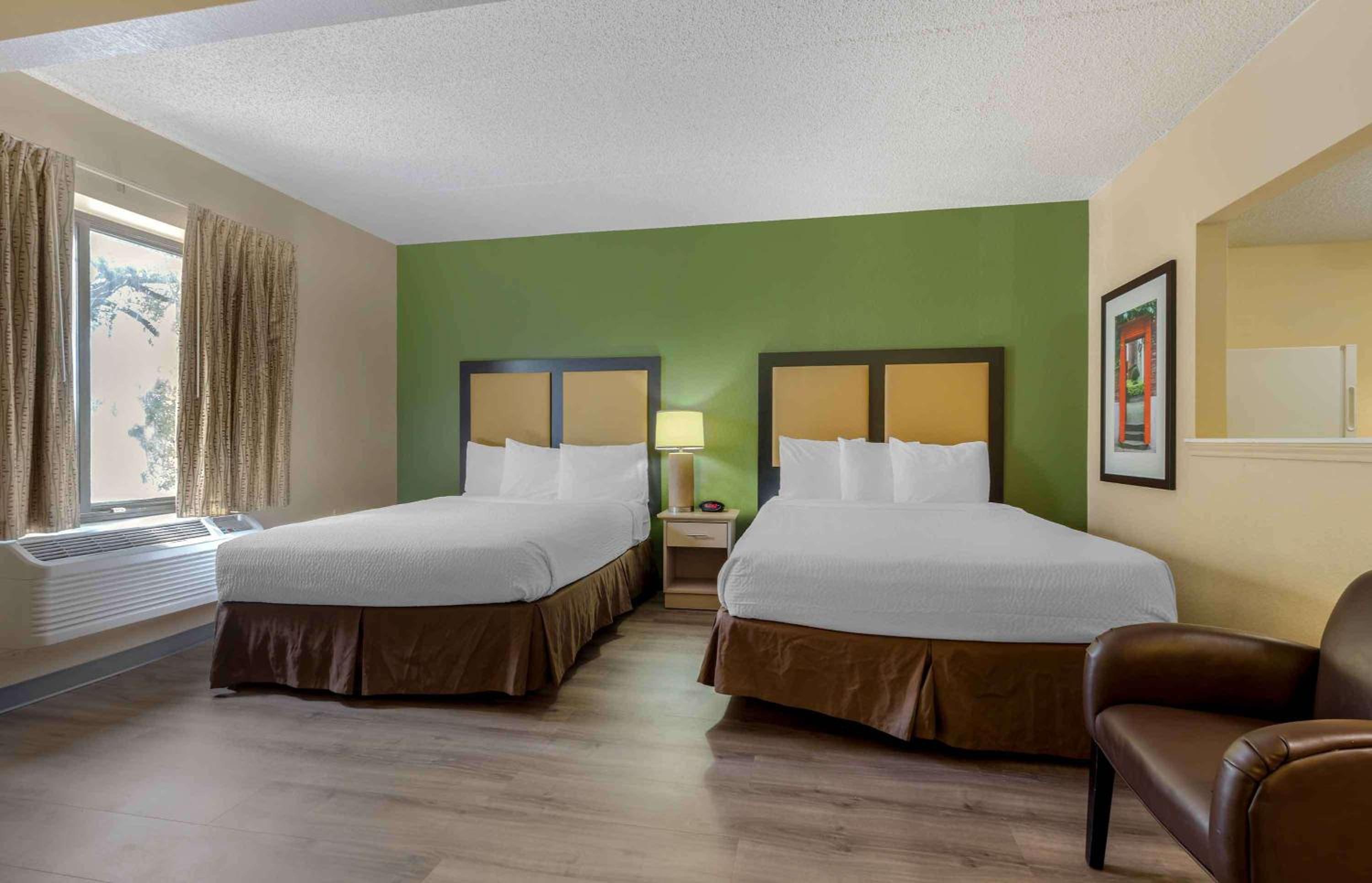 Deluxe Studio with Two Queen Beds - Non-Smoking - Photo 4