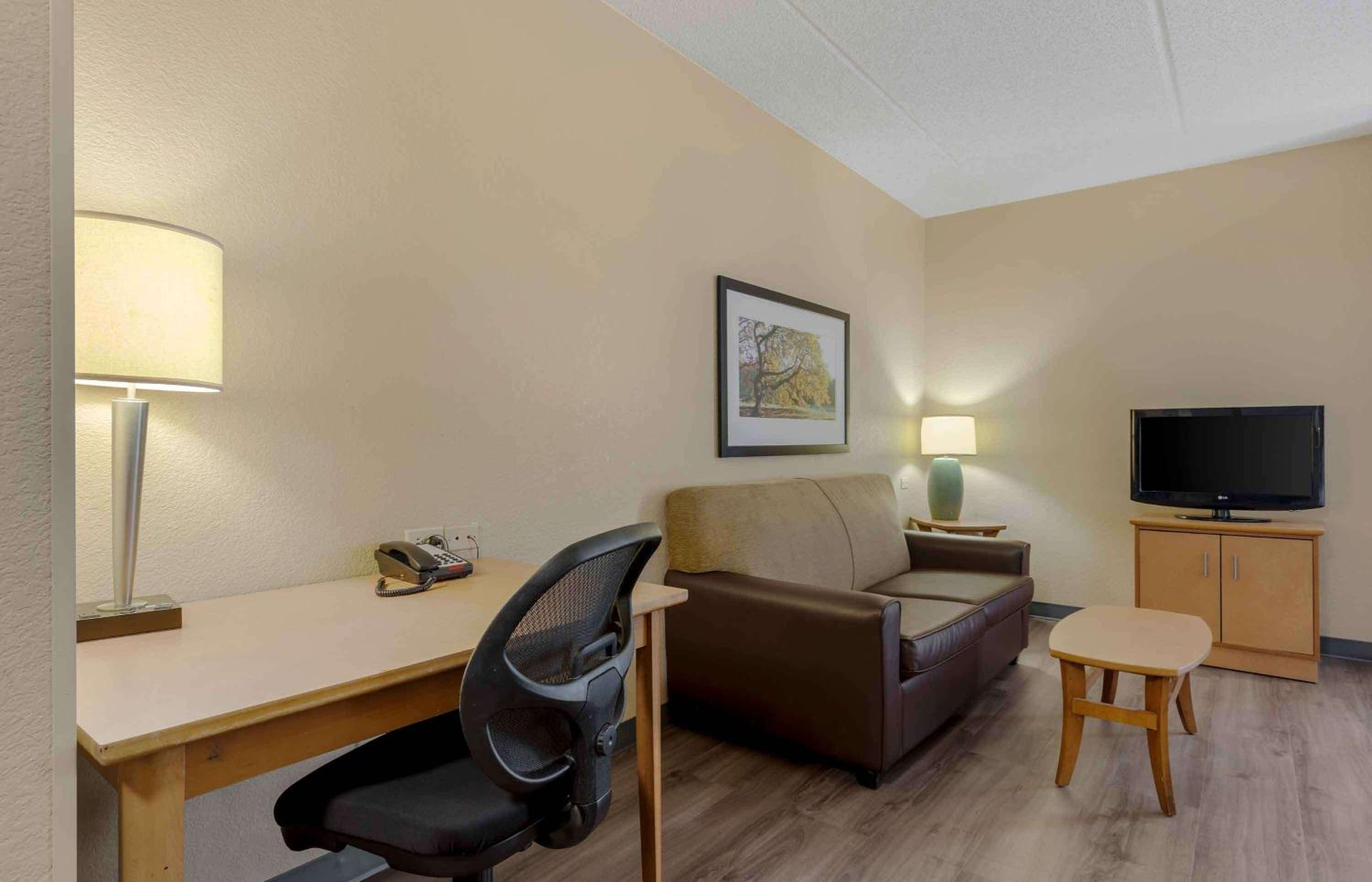 Deluxe Studio with Two Queen Beds - Non-Smoking - Photo 3