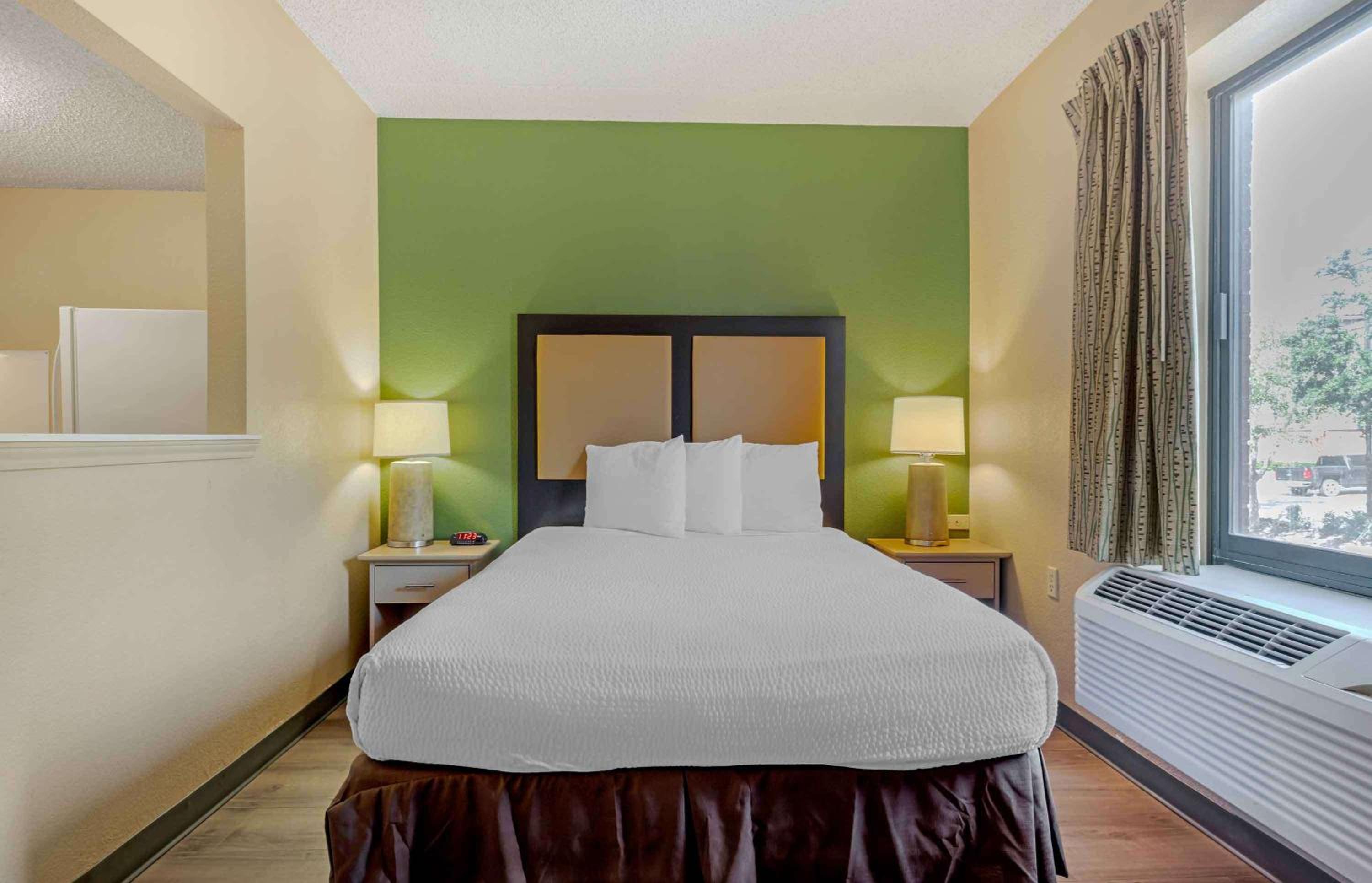 Deluxe Studio with 1 Queen Bed - Non-Smoking - Photo 1