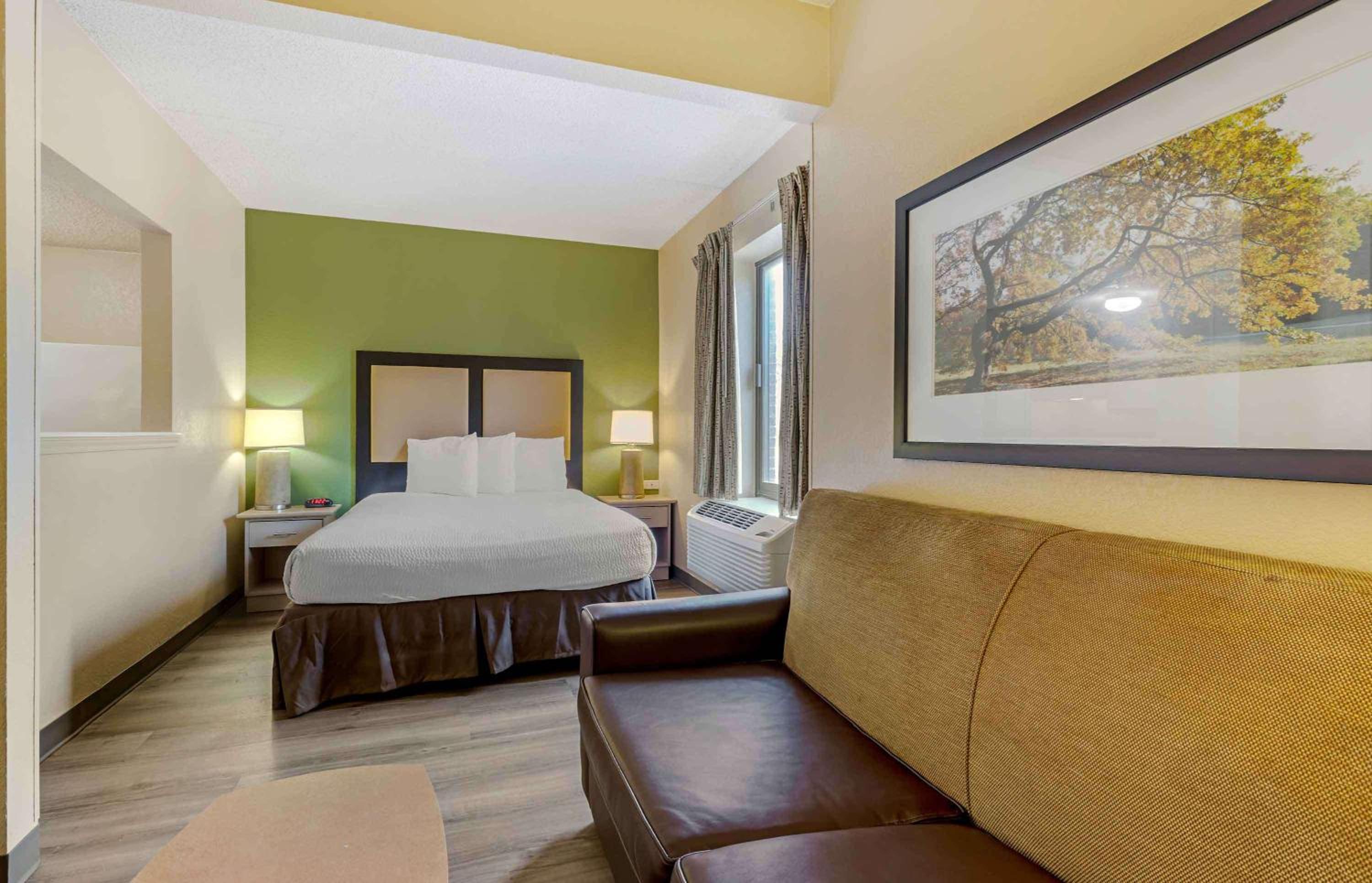 Deluxe Studio with 1 Queen Bed - Non-Smoking - Photo 10