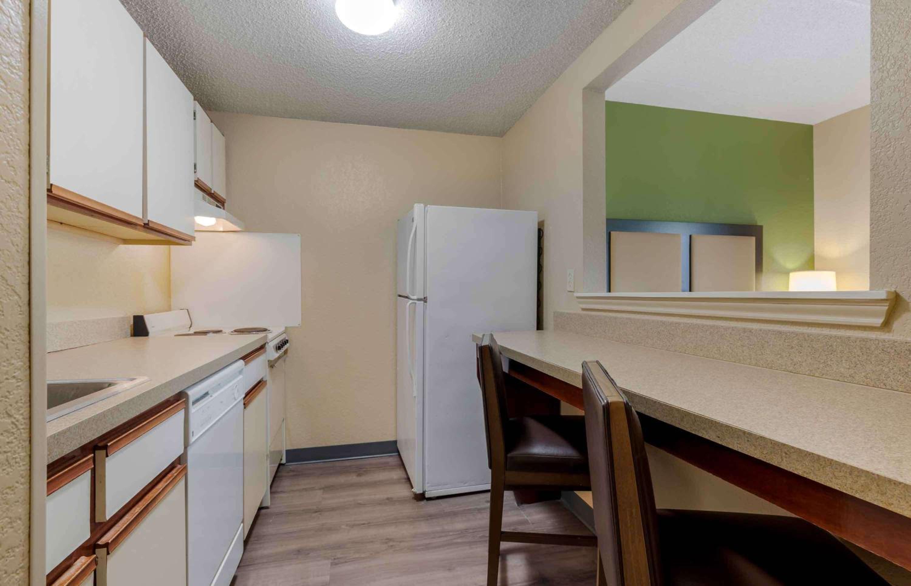 Deluxe Studio with 1 Queen Bed - Non-Smoking - Photo 2
